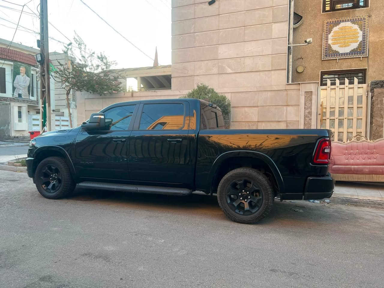 دوج رام  بيك هورن:  2025 4/4
***********

باب طويل بدي قصير
محرك 6 سلندر تيربو

كاميرا 5
شاشة تسلا
كراسي حار بارد
مرايا مع رادار
رادار امامي خلفي جانبي
مواصفات كثيرة أخرى
سيارة نظيفة جداً
بدون أي ملاحظات
رقم دهوك هزه جديده باسمي تحويل مباشر
