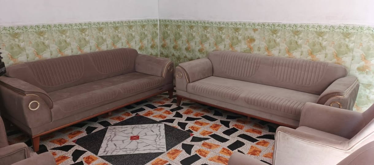 سلام عليكم طخم قنفات 2وكراسي 4 يعني كامل طخم جديد. مستعمل قليل سعره مليون وبي مجال قليل وذا ما عجبك سعر شوف بيش بسوك وتعالي مكاني شعيبه محطه القطار ***********وتساب
