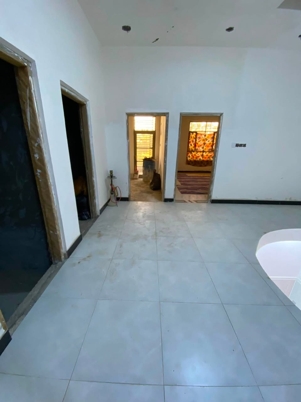 سلام عليكم بيت 🏠 للبيع طابو زراعي بسم عراقي طابقين/مساحه 200م/6غرف/طابق لاول غرفتين وصاله دوانيه مطبخ حار وبارد مشتملات داخليه وخارجيه  وكراج سياره طابق اثاني 4غرف ومشتملات البيت بي نقوصات الموقع شط العرب التنومه نهر حسن سعر170/رقم الهاتف ***********
