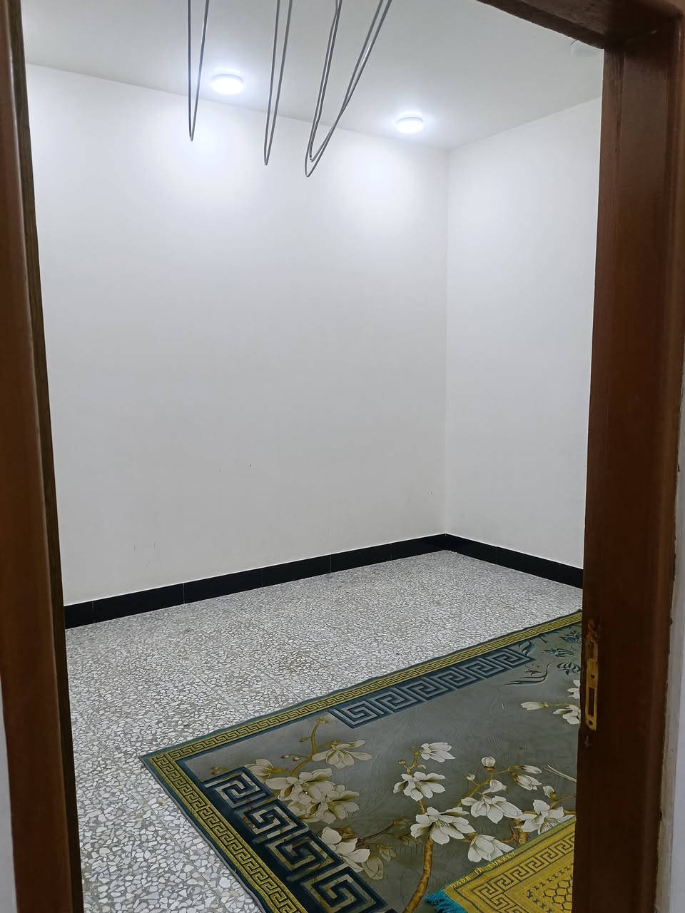 شقة للإيجار غرفتين و مطبخ و حمام العنوان النجف الأشرف حي الجزيرة شارع الطاقة للتواصل ***********
