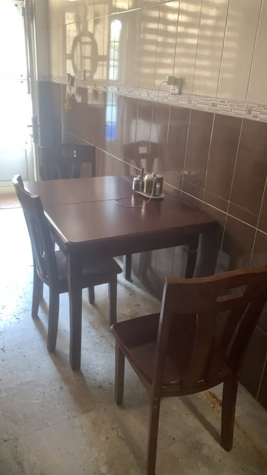 ميز طعام صاج ثكيل يتكبر ويتصغر مع اربع كراسي 
للتواصل 

+964 771 124 1348
