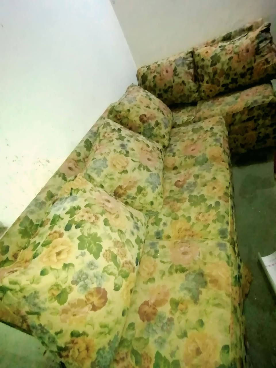 سلام عليكم 
عندي كرويتات مستخدمه للبيع للبيع شلع او مفرد وبسعر  مناسب مثل ما موجود بلصور متواجد واتساب ***********
