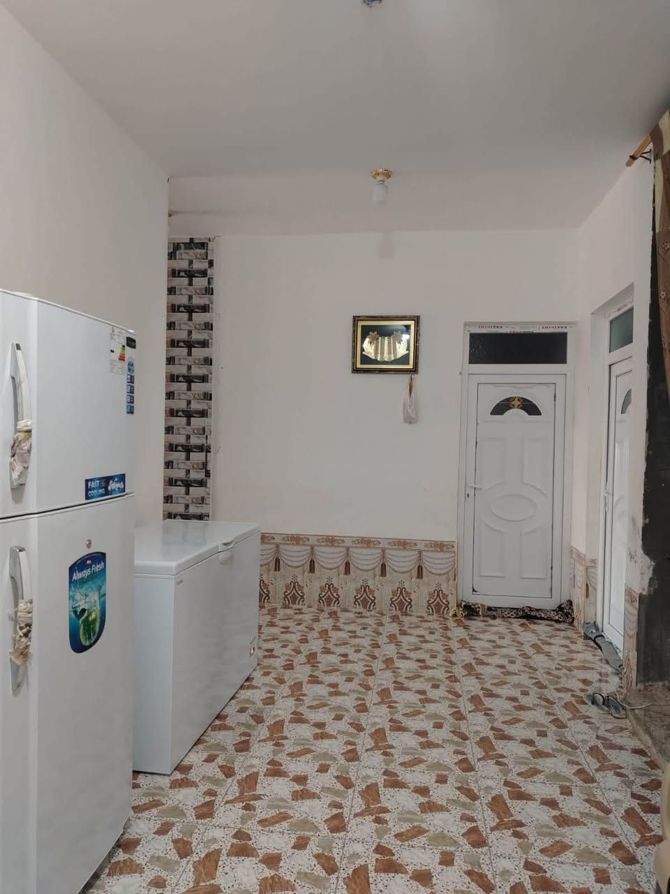 🏡 بيت للبيع في حديثة — مساحة واسعة وموقع مميز (65 مليون)
تعلن الميسرة للوساطة العقارية عن عرض عقاري فريد بمساحة واسعة وموقع هادئ يناسب السكن والاستثمار أو للراغبين في المساحات المفتوحة والحدائق.
 الموقع: الأنبار - حديثة (قرب الحجر الصحي).
 المساحة: 1,200 متر مربع.
 السعر: 65 مليون دينار عراقي (قابل للتفاوض البسيط).
 الوضع القانوني: ماشية إجراءات التسجيل والطابو بشكل رسمي.
 المحيط: منطقة هادئة جداً، جيران طيبون، وقريب جداً من شارع سايدين رئيسي.
📋 المواصفات والتفاصيل:
 البناء الداخلي:
 غرفتين نوم + صالة.
 مطبخ حار وبارد.
 ديوان وهول (غير مكتمل أعمال التشطيب: بياض، سيراميك، وأبواب).
 الملحقات والمساحة الخارجية:
 خان خاص ومجهز لتربية الحيوانات والدجاج.
 تحتوي الأرض على أشجار مثمرة ونخيل.
📸 باقي التفاصيل موثقة بالكامل بالصور المرفقة.
📞 للإستفسار والتواصل:
يرجى الاتصال على الرقم التالي: ***********
أو المراسلة عبر رسائل الصفحة مباشرة.
