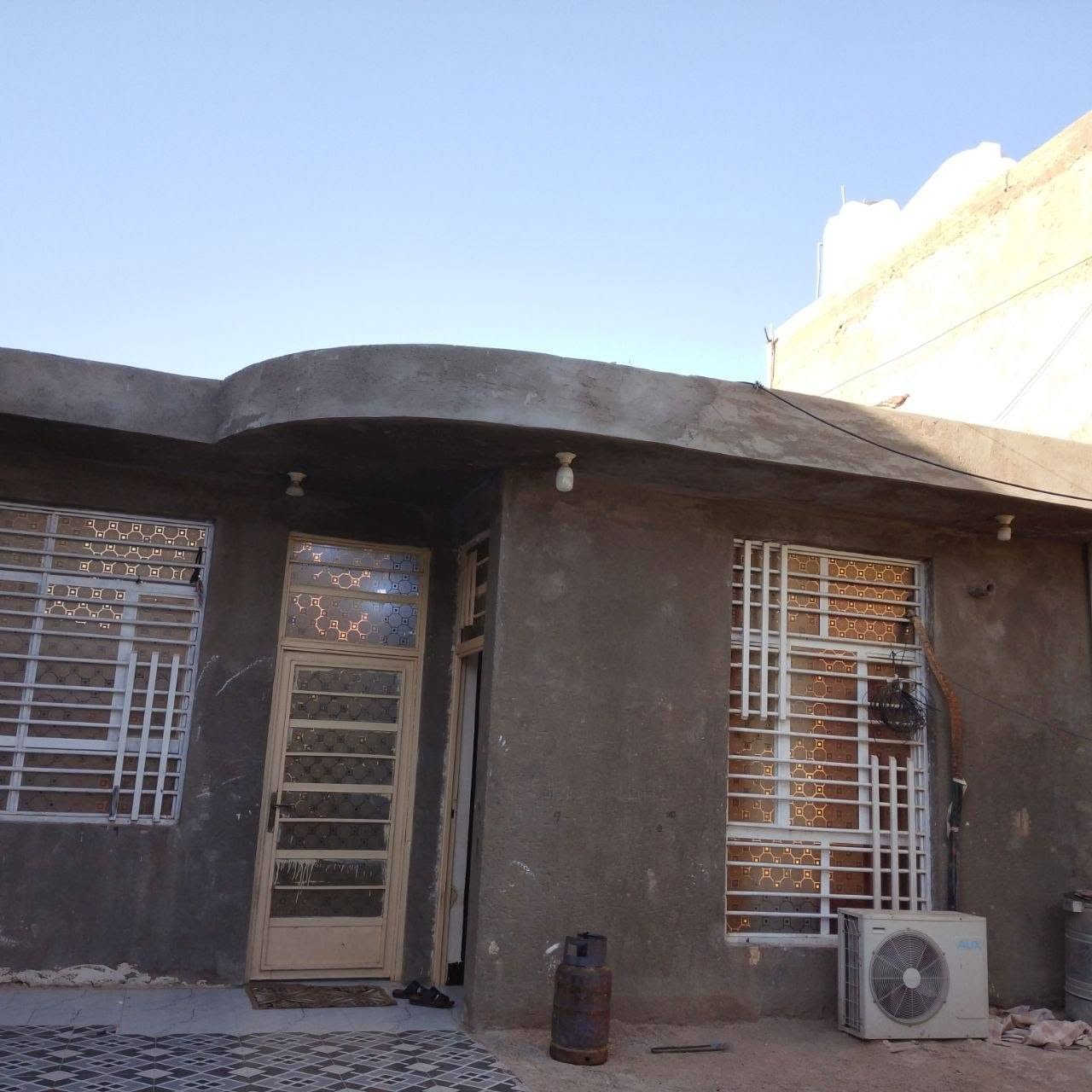 بيت 200مصفر معروض للبيع بالسفحة الأولى معاملة كاملة بالبلدية يتكون البيت من غرفة نوم واستقبال وصاله ومطبخ وصحيات داخلية وخارجية وحديقة حلوة البيت بناء سنة 24 من الطابوق والأرضية بورسلين والجدران سيراميك والسقف صب مسلح  بالخدمات  تبليط  ومقرنص ونت  ضوئي  الشراي يتصل على راعي البيت ***********
