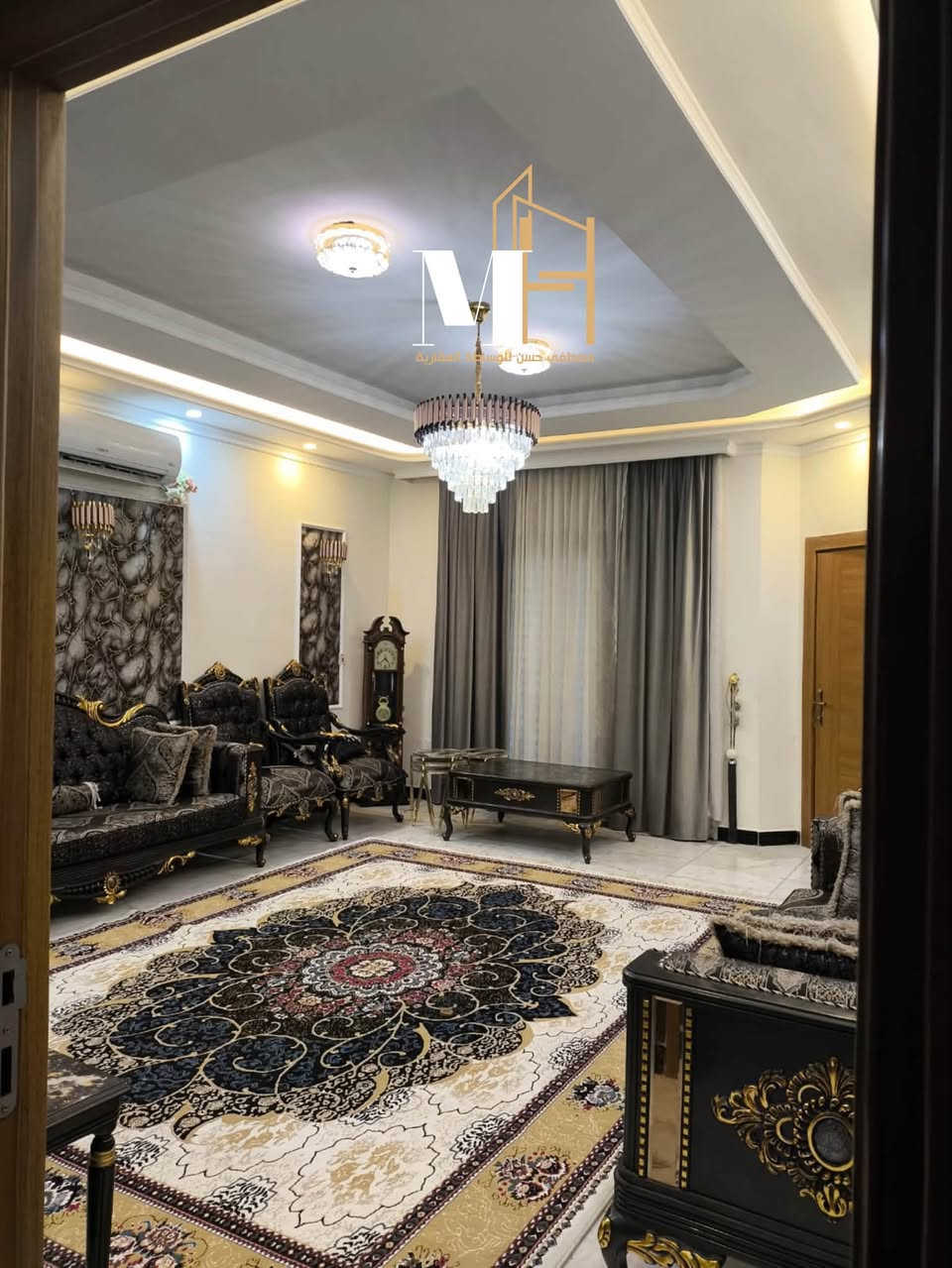 🏠 بيت للبيع طابقين – مجمع الأمل 3
🔴 بيع مستعجل – مفروش بالكامل

📐 المساحة: 250 م²
💰 السعر: 575 مليون قابل للتفاوض

الطابق الأرضي:
• غرفة نوم
• استقبال
• مطبخ مع كاونتر HDF وملحقاته
• كراج يتسع لسيارتين
• حديقة

الطابق الأول:
• 3 غرف نوم، منها غرفتان ماستر
• صالة

✨ تجهيزات وإضافات البيت:
• صحيات ومغاسل وشاورات نوع أفياء
• أبواب صحيات جديدة بالكامل
• 5 أبواب VPC مانعة للحشرات
• باب سلايدت لشباك الاستقبال
• ديكورات جبس بورد وورق جدران
• بديل الخشب والرخام
• سقيفة گراج كلاسيكية مميزة
• تور للحديقة للحماية من أشعة الشمس

🛋️ الأثاث والأجهزة:
• طقم قنفات عدد 2
• بلازما عدد 2 نوع LG، أحدها 71 بوصة
• غرف نوم عدد 3 من خشب الزان
• غرفتان للأولاد + غرفة 6 أبواب للمتزوجين
• سبالت عدد 5 نوع توسوت
• ثلاجة مع مجمدة
• غسالة صحون
• غسالة ملابس

📌 دار مميز جداً، مفروش ومجهز بالكامل وجاهز للسكن.

📞 للاستفسار والتفاصيل: اتصال ***********
