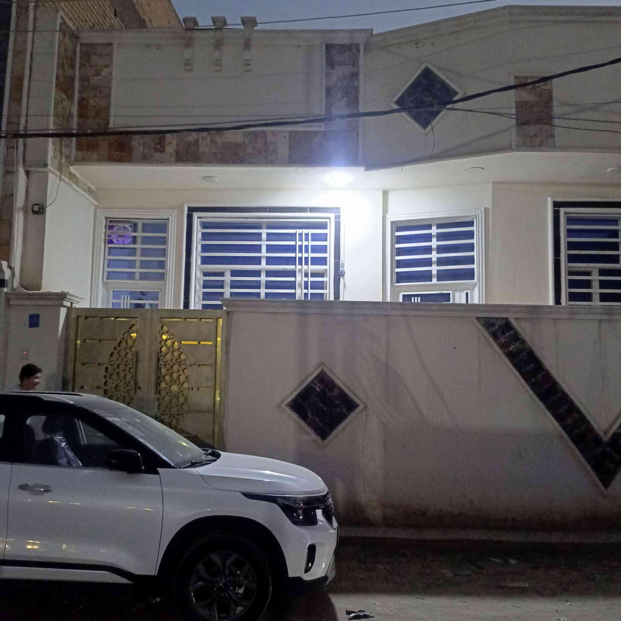 السلام عليكم بيت للبيع مساحته 110متر درجه اولى موقع مميز شارع ثمانين خلف بانزين خانه أول فرع قريب جدا من الشارع غرفة نوم وهول وصاله ومطبخ وصحيات حسب الصور تفاصيل اكثر الاتصال على الرقم *********** بي واتساب
