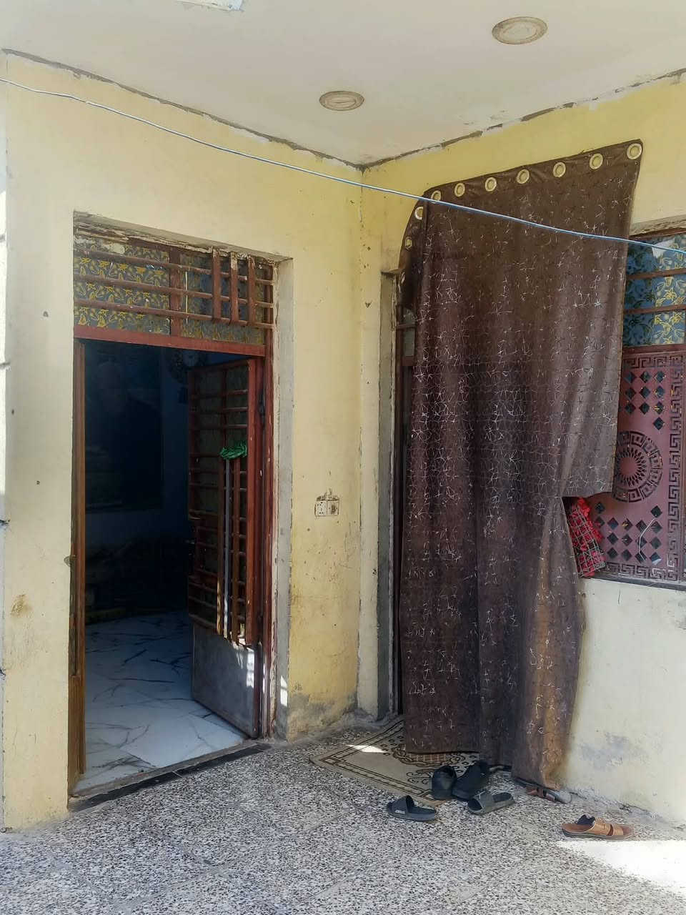 سلام عليكم بيت للبيع مساحه200 بناء جديد درجه وله كاشي سيراميك/صطح/شتايكر حيطارق شارع لمدارس بضهر تجاري كامل خدمات موقع مميز خريطه حلوه رقم صاحب دار‏‪***********‬‏ قريب عله مدارس /85/بي مجال لشراي خوان تكدر سوي بيتين تجرهن خير من الله
