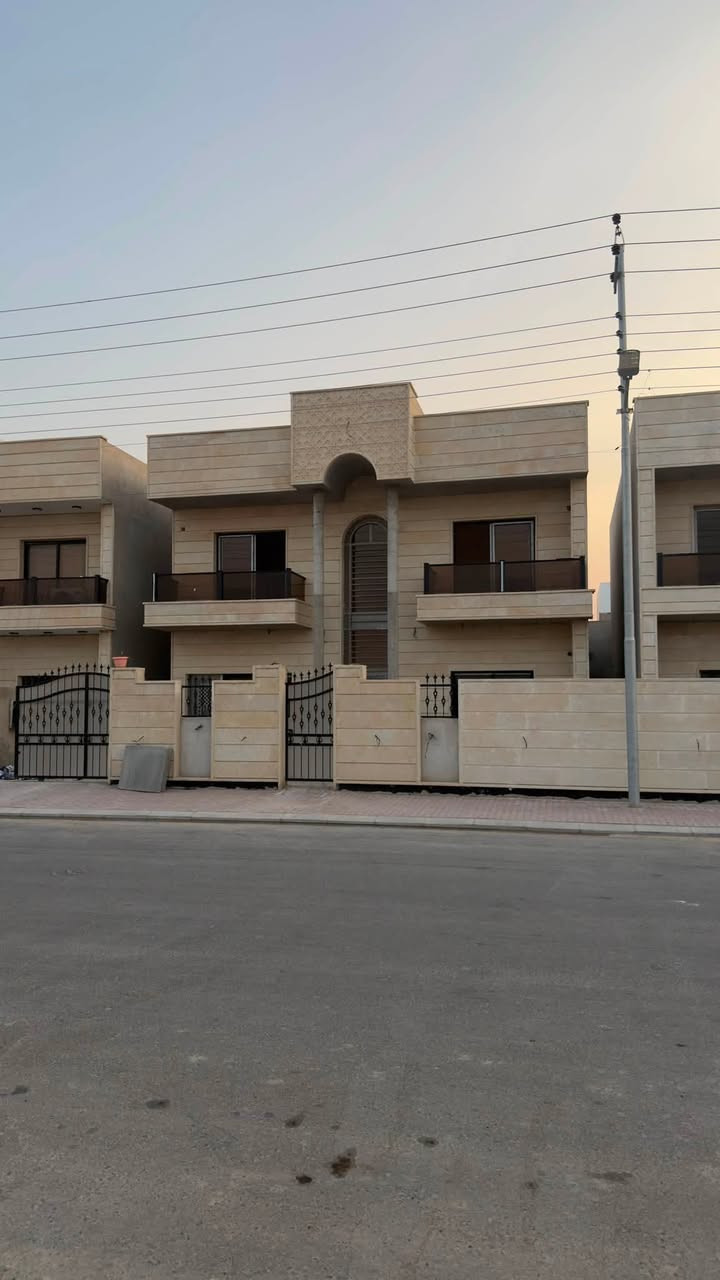 السلام عليكم
ڤلا للبيع في مجمع السلطان السكني 

مساحة دار 300 متر 12*25

مكون الدار من 5 غرف نوم 

صالة+ استقبال 

مطبخ حار + بارد 

حديقة + كراج 

مناور + 4 مجموعه صحية 

دار صفر جاهز للسكن 

مقابل حديقة 

 مقابل الشارع العام 

للاستفسار اكثر مراجعة مكتب عقارات و مقاولات السردام او الاتصال 

***********

***********
