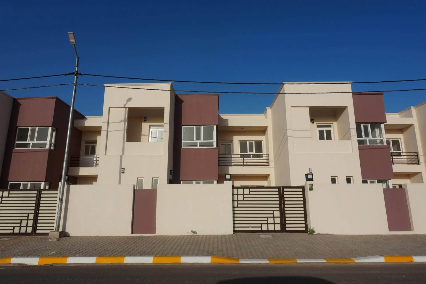 دار للبيع في مجمع المرتضى تجاري شارع ٢٠ سنتر على حديقه
استلام مباشر مرحله اولى
البناء طابوك جمهوري ارقى مجمع
المساحه ٢٠٠متر
طابقين يتكون من 
صاله استقبال مطبخ وغرفه وحديقه 
الطابق الثاني يتكون من غرف عدد ٢ وصاله وتخاريج يقع المجمع قرب جامعه الكفيل سعر الشركه ٢١٠ واصل منهن ١٠٠ الباقي مصرف 
يباع بتطلوعه  
 

***********
