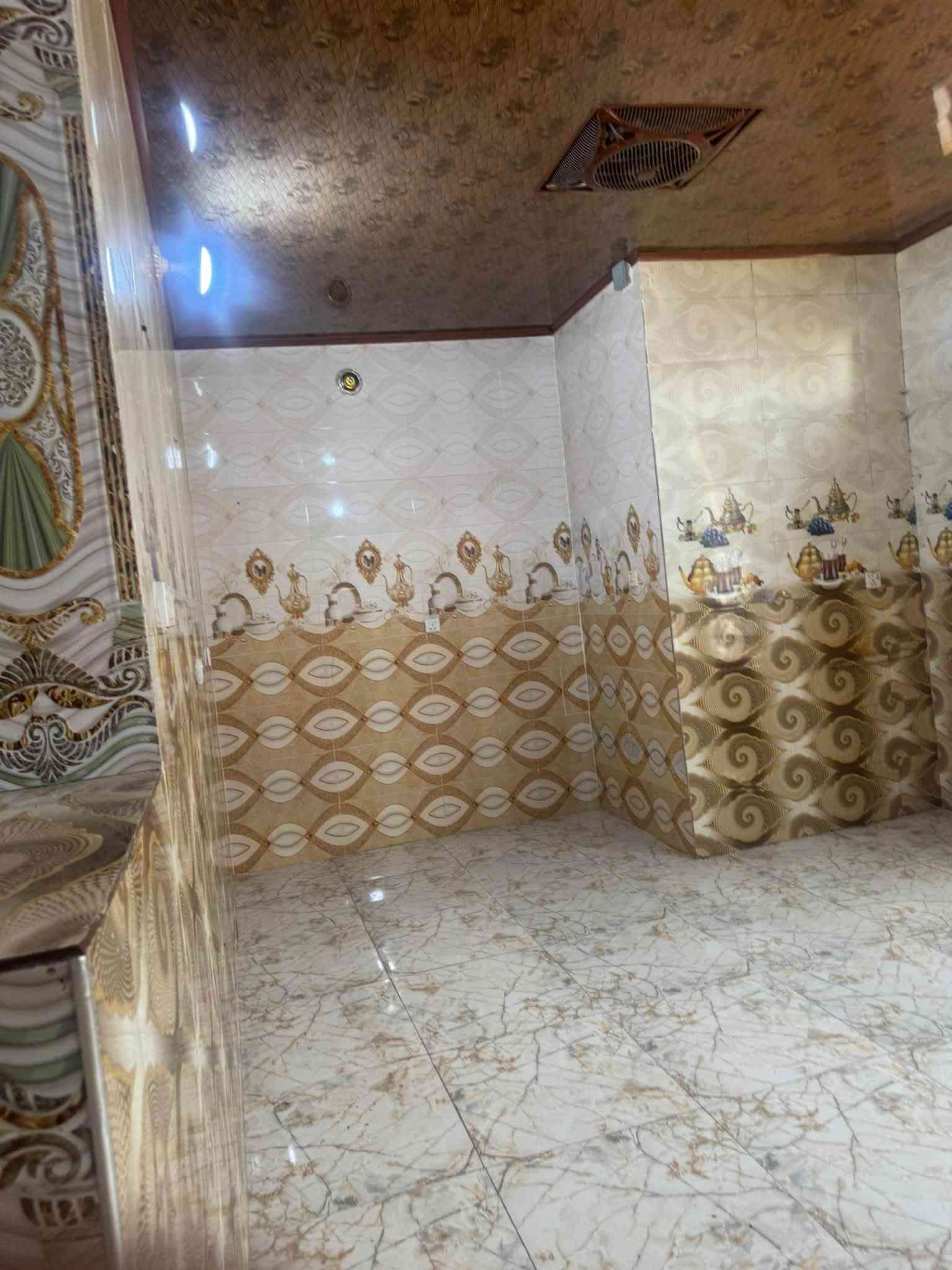 بيت للإيجار ٢٠٠ متر مجمع بيتي الثاني طابق واحد يتكون من غرفة نوم وصالة صالة ومطبخ واستقبال وحديقه سعر الايجار ٣٢٥ شامل اجور الماء والكهرباء اتصال ***********
