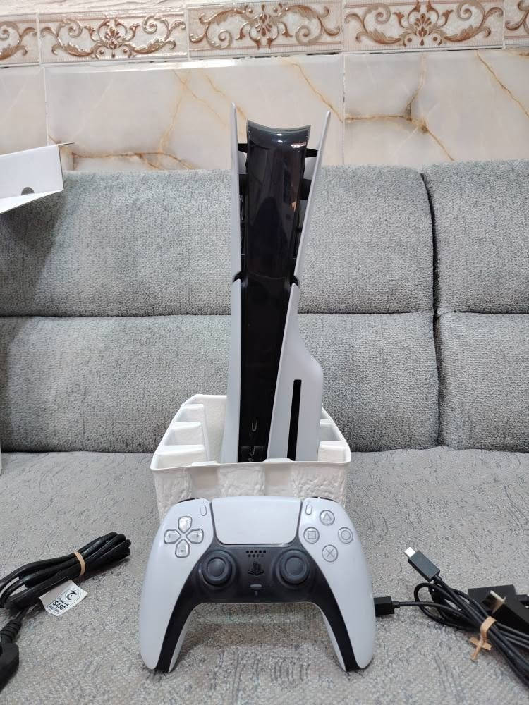 للبيع: بلايستيشن 5 سليم (PlayStation 5 Slim) – إصدار القرص (Disc Edition)
​ بالكرتون وكامل ملحقاته، بحالة ممتازة وجاهز للاستخدام مباشرة.
​الموديل: PS5 Slim (CFI-2016)
​السعة التخزينية: 1 تيرابايت (1TB SSD)
​المحرك: يدعم الأقراص (Disc Edition)
​الملحقات المرفقة:
​جويستيك الأصلي (DualSense Wireless Controller)
​كابل الطاقة (Power Cable)
​كابل HDMI الأصلي
​كابل شحن اليد (USB Cable)
​قواعد التثبيت الأفقية (Horizontal Stand Feet)
​الكارتون الخارجي والداخلي مع جميع مو
​السعر: [750,000] قفل وغير قابل للنقاش
للتواصل: عبر الرسائل الخاصة أو الرقم [***********] عمارة, ميسان
