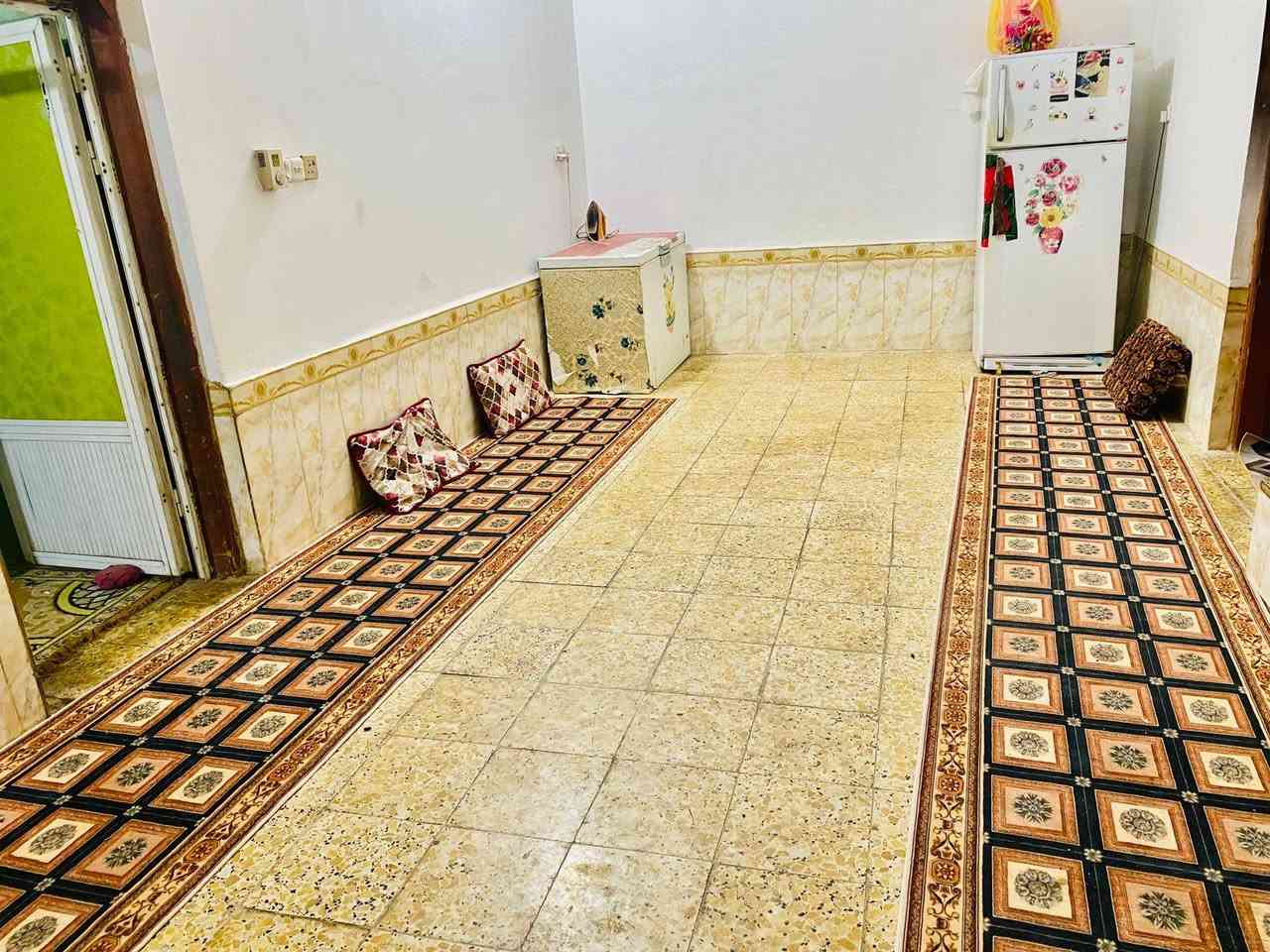 بيت للبيع بحي الشعب على الحولي مساحته 200م طابقين بناء جديد طابوق عكاده متكون من 4غرف صاله عدد 2 استقبال كبير 9م صحيات خارجيه وداخليه 
استفسار اكثر اتصال على الرقم 
***********
