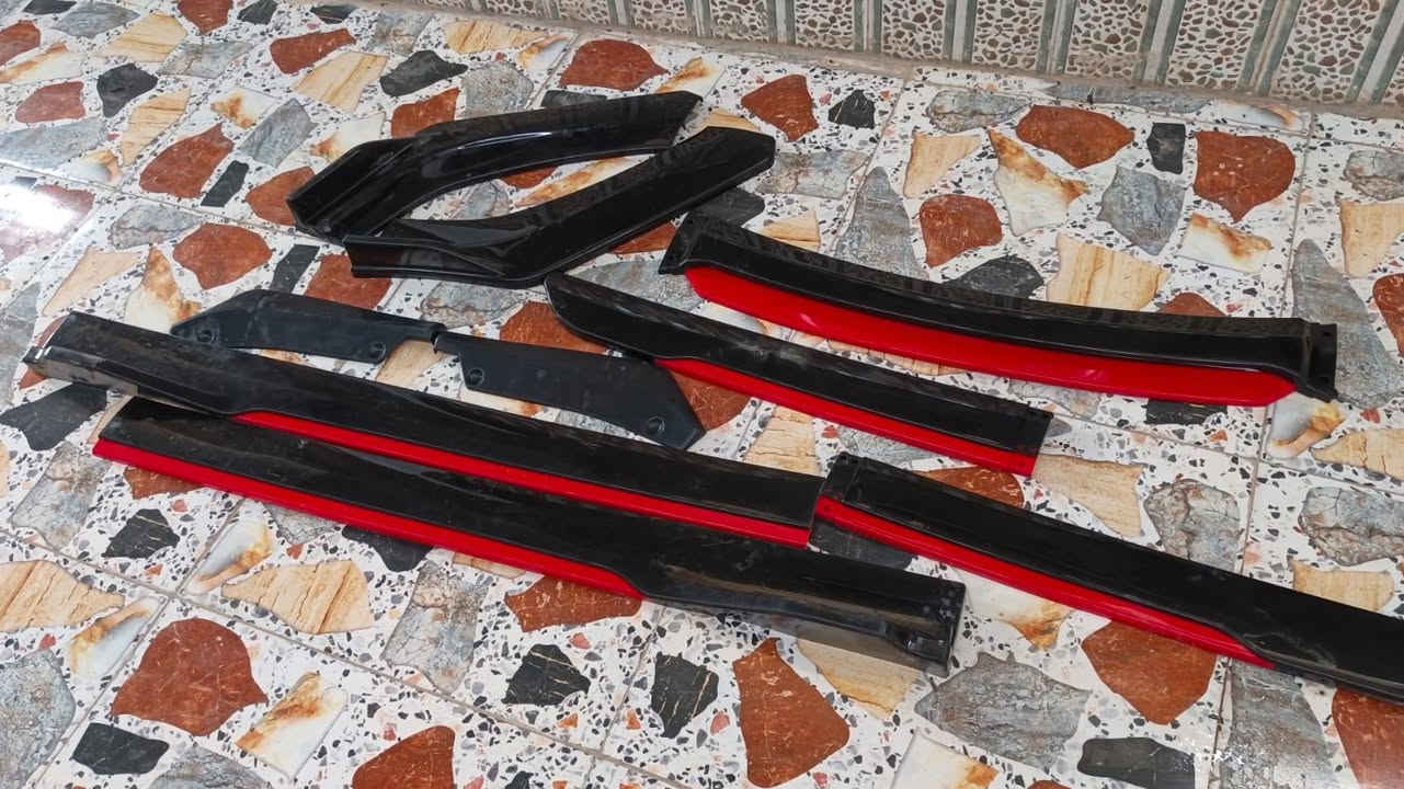 طقم زوائد • أسود لامع • حافة حمراء