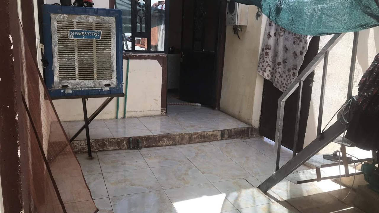 بيت للبيت قرب حسينية. ملكشاه. 

المساحة // 80 متر 
الاتصال //***********
