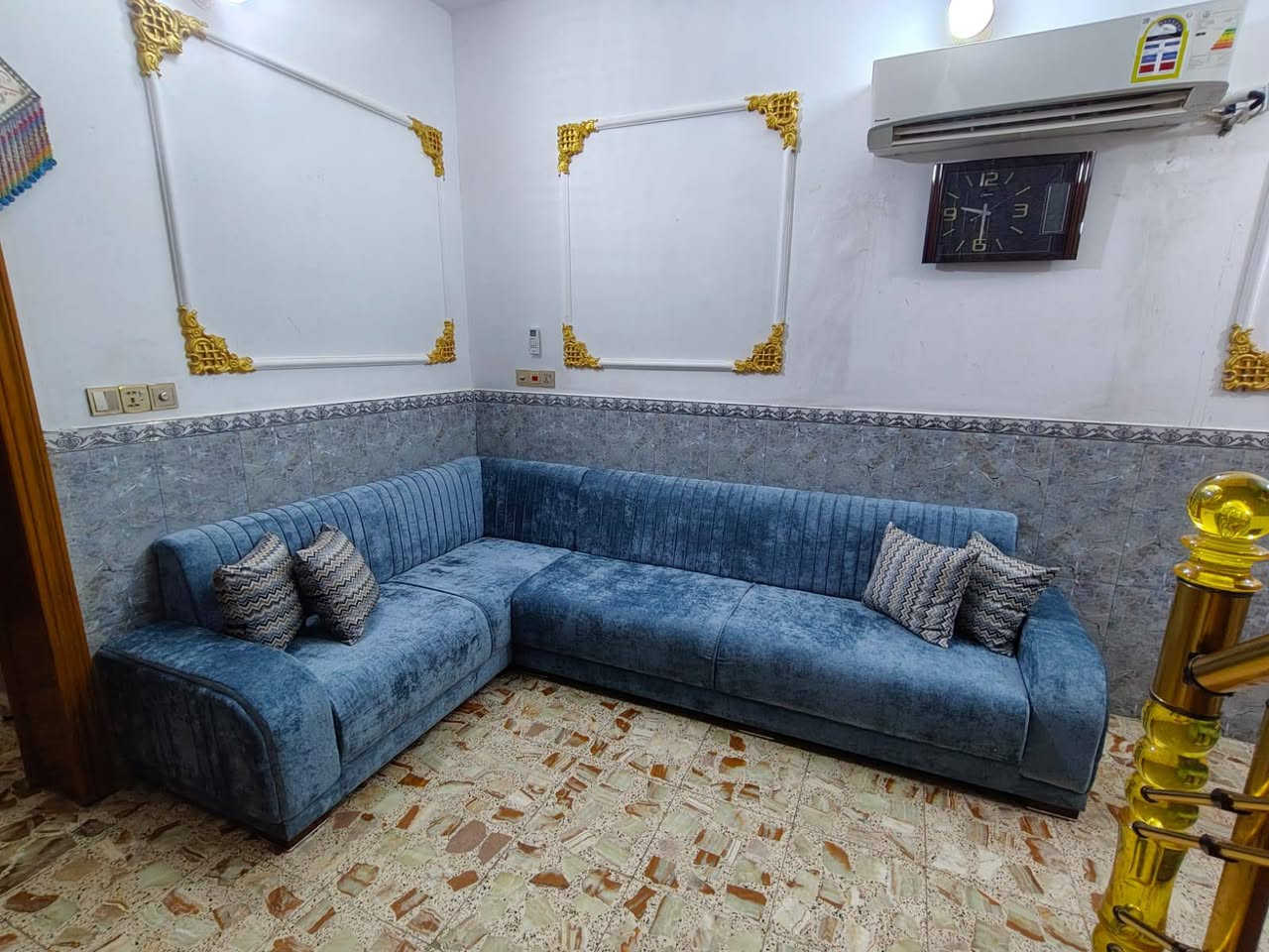 السلام عليكم ورحمة الله 
اللهم صلى على محمد وآل محمد 

للبيع بيت 100م حي السلام او مراوس ب بيت بمجمع البوابه السكني مرحله اولى وثانيه وثالثه كون جاهز للسكن

بيت 100م واجهه 5م نزال 20م شارع 10م حي السلام موقع سكني مميز خلف مدينة الاعاب البيت طابقين صب كونكريت اخو الجديد عمر البناء 5 سنوات يحتوي الطابق الاول على غرفه وصاله وستقبال ومطبخ وصحيات داخليه وخارجيه الطابق الثاني يحتوي على غرفتين وصاله وصحيات عدد غرف النوم 3 ارضيات كاشي مرمر هزاره سيراميك سقوف جبسن بورد البيت عالي عن الشارع عكس الشمس السعر 250 مليون بي مجال قليل تقديرا للمشتري تفاصيل اكثر الاتصال على هذا الرقم *********** يتوفر واتساب او مراجعة مكتب محمد شربه عنوان المكتب ملحق الروان قرب جامع البغدادي نتشرف بزيارتكم لنا نستقبل جميع العروض العقاريه التجاريه والسكنيه عبر الواتساب انتضرونا في عروض اخرى جديده ومفيده ان شاء الله
