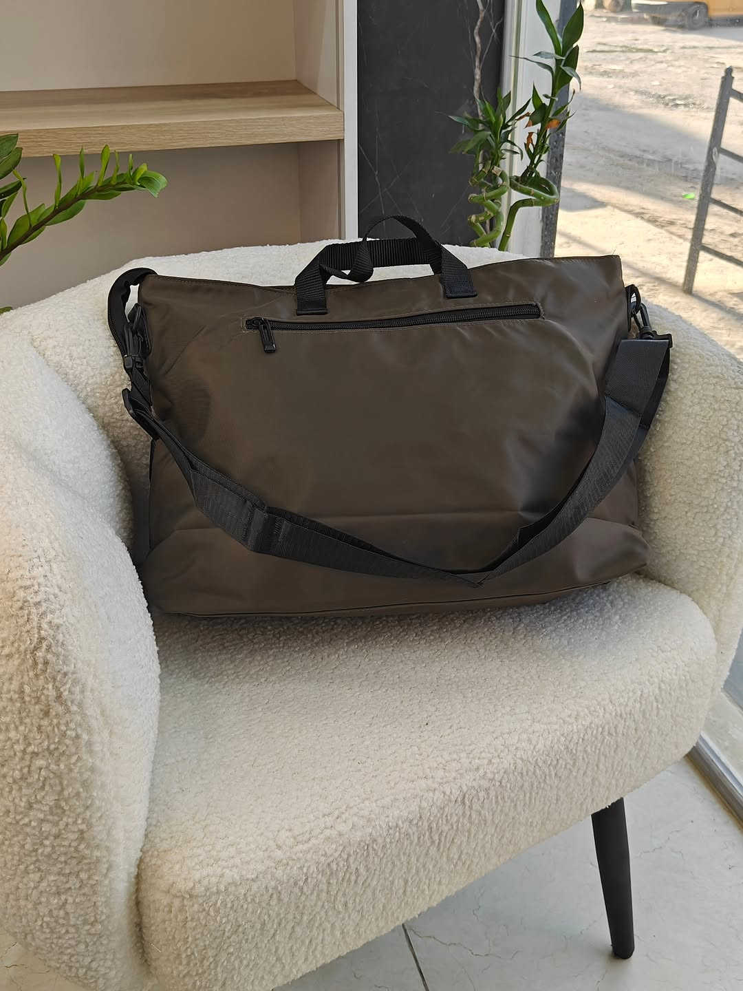 جنطة سفر او جم 👜✨
موديل عملي وحجمه كبير، مناسب للسفرات القصيرة والجم 🤎
القماش ضد الماء 💦
متوفرة باللونين: الأسود 🖤 والنفطي 🤎
تجي وياها سير إضافي للكتف
حجمها كبير وتتحمل أغراضكم بكل سهولة ✨
💰 السعر: 18 ألف
🚚 التوصيل لجميع محافظات العراق: 5 آلاف
📸 التصوير حقيقي من داخل المحل 🌱
