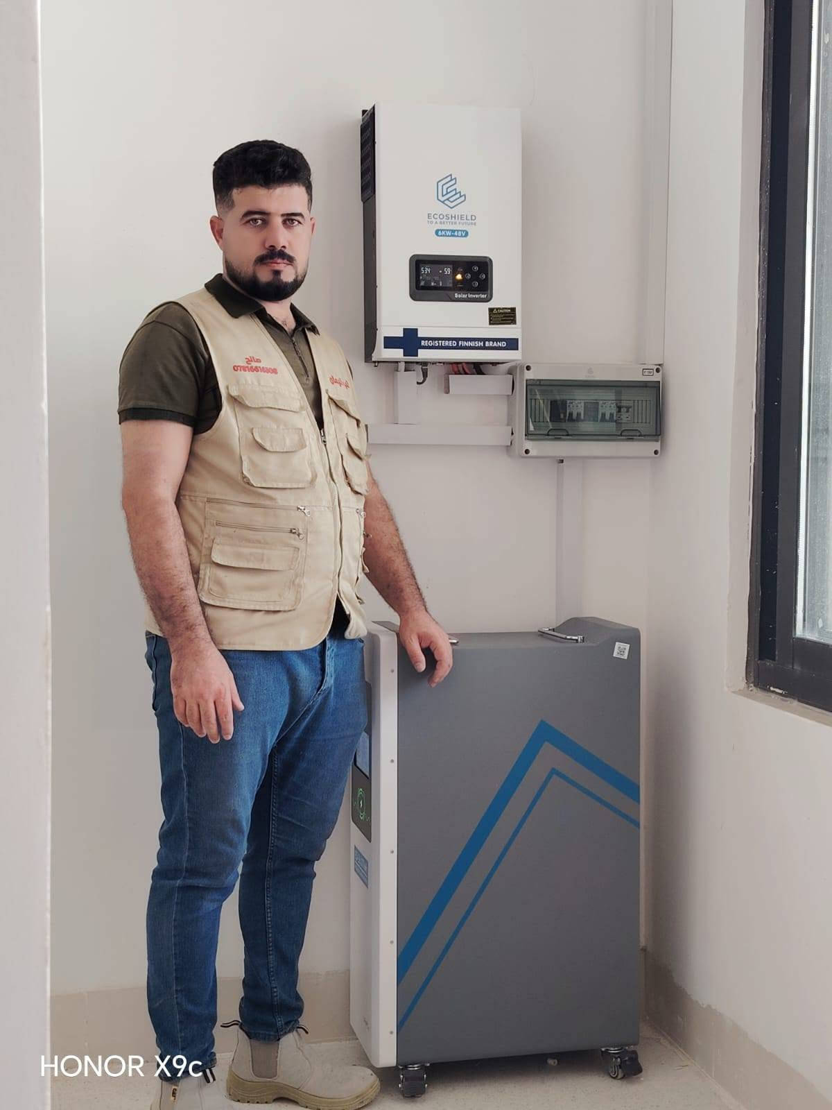 #ملاحظة نزول في اسعار الطاقة الشمسية 

بفضل الله تم بنجاح إنجاز وتنفيذ تنصيب منظومة طاقة شمسية متكاملة في محافظة صلاح الدين - تكريت، من منتجات شركة ECOSHIELD الفلندية (بضاعة أوروبية أصلية وعلامة تجارية مسجلة)

إشراف وتنفيذ مباشر من #مكتب_اليمان (#وكيل_شركة_الرياض_للطاقة_الشمسية).

​⚙️ مواصفات المنظومة المنفذة:
​انفيرتر بقوة 6 كيلو

​بطارية ليثيوم متطورة (LiFePO4) بسعة 16.7 kWh لتخزين طاقة آمن وعمر تشغيلي طويل.

​ألواح شمسية حديثة بقدرة 710 واط لالتقاط أقصى كفاءة طاقة.

​💡 استغل نزول الأسعار الآن واضمن استقرار الكهرباء بمنزلك أو منشأتك طوال الوقت.

​📍 العنوان: محافظة كركوك قظاء الحويجه ناحية الزاب قرية النميصه الشارع العام مجاور مدرسة ابراهيم عليه

📞 *********** عبدالرحمن 
 ***********     صالح سلمان 
​#مكتب_اليمان #شركة_الرياض_للطاقة_الشمسية #Ecoshield  #طاقة_شمسية #نزول_الأسعار #انفيرتر #بطاريات_ليثيوم #طاقة_متجددة

نص مكتوب في الصور:
- HONOR X9c