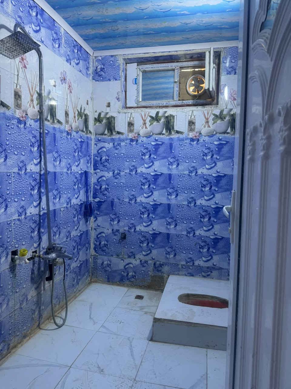 بيت للإيجار ٢٠٠ متر مجمع بيتي الثاني طابق واحد يتكون من غرفة نوم وصالة صالة ومطبخ واستقبال وحديقه سعر الايجار ٣٢٥ شامل اجور الماء والكهرباء اتصال ***********
