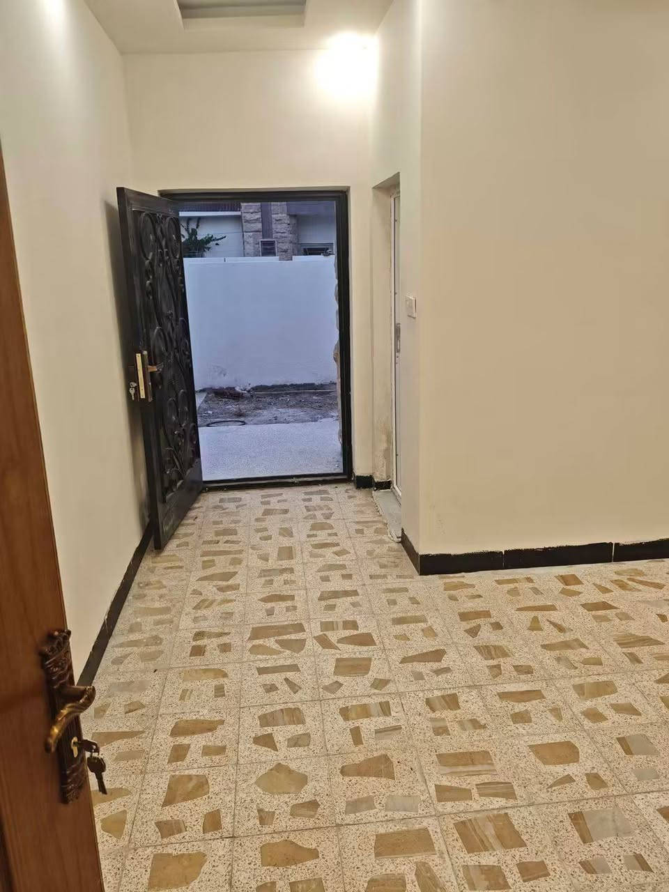 بيت للبيع 
بمجمع اليرموك 
250متر طابق ونص 
3غرف نوم 
كراج + حديقه +مكون من 3مجمعات صحيه 
للاستفسار ***********
