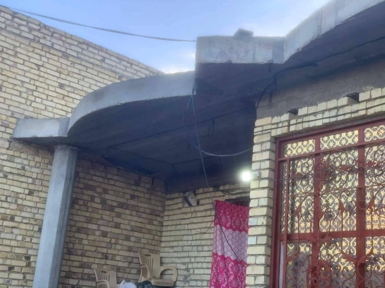 سلام عليكم بيت البيع مساحته 300متر طابوزرعي سند25مكانه المعاره فرع حسين ابو الدهن سعر75وبي مجال تصل على رقم ***********
