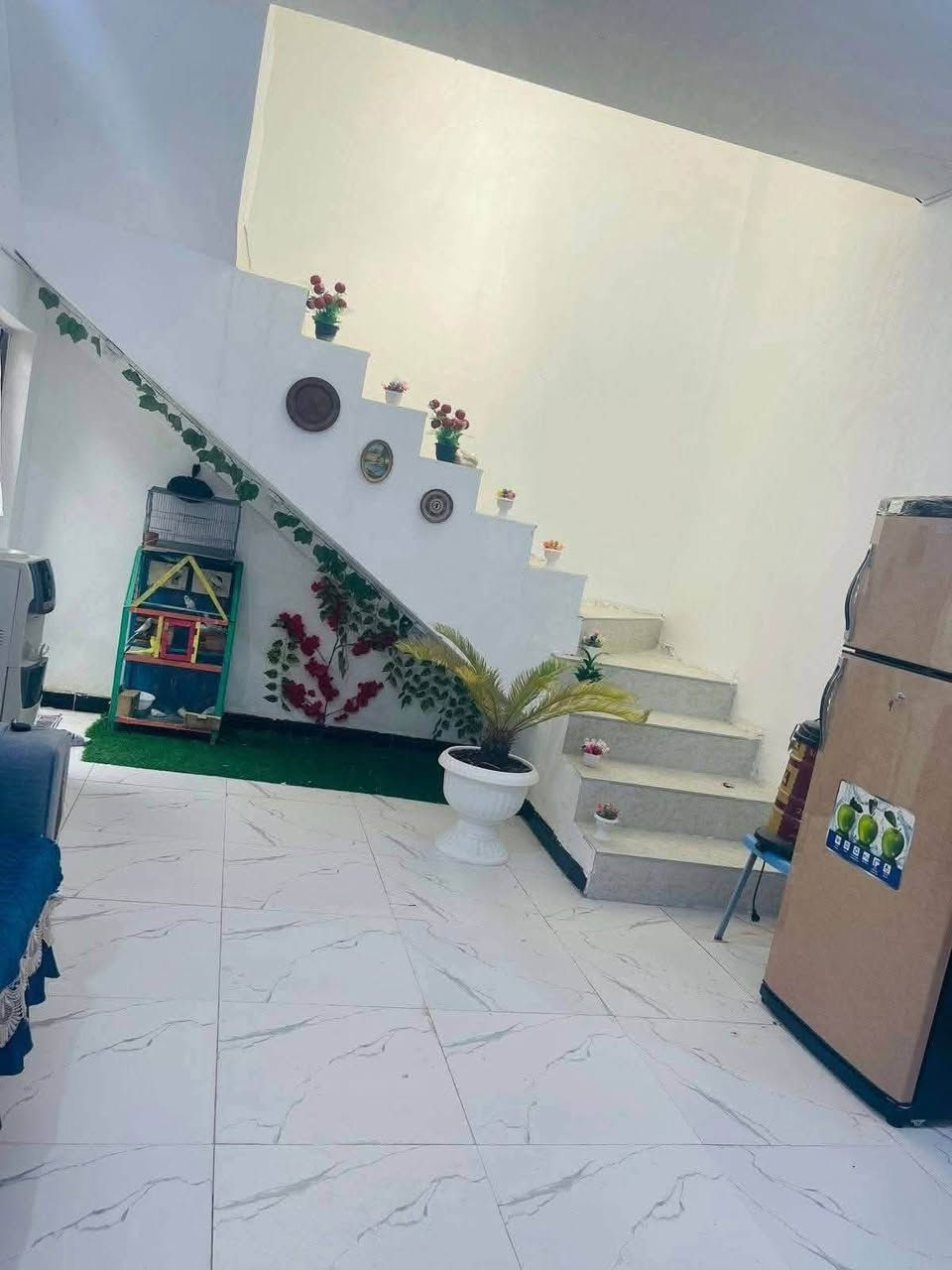 السلام عليكم بيت للبيع 120 متر زراعي اسهم يتكون من غرفه وصاله مطبخ وحمام داخلي وخارجي ومنور مكانه الاسكان الصناعي شارع الحولي مقابيل بيوت نور الناظر شارع حسينيه علي الاكبر ومجمع الريان الطبي عند ال بو فياض  الرباط صب كونكريت والبناء بلوك كهربائي وعكاده السعر 55 وبي مجال جدا بسيط 
للاستفسار الاتصال ***********
