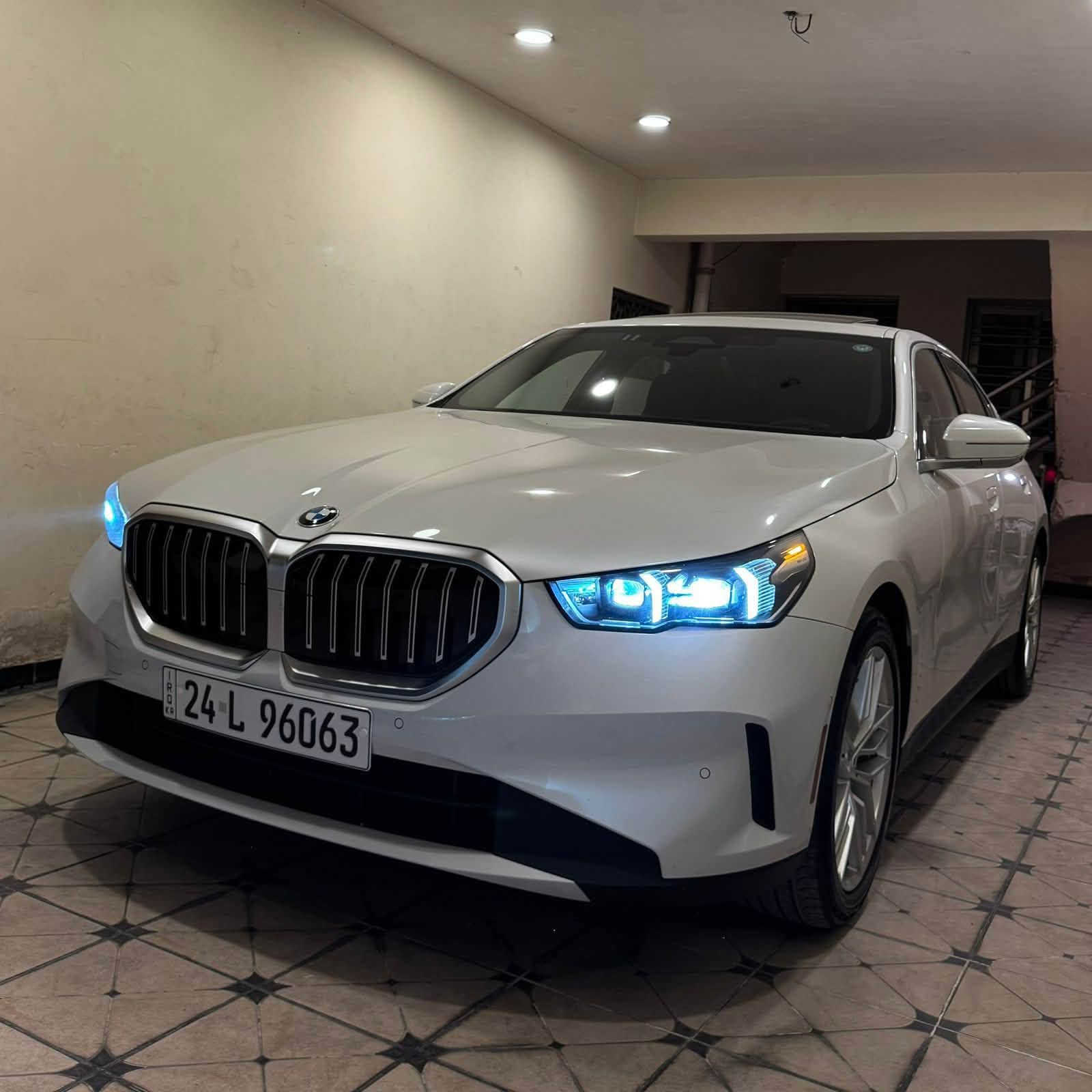 السلام عليكم 🌺
BMW 530 i luxury
موديل 2024 - الشكل الجديد 
——————————————————
المواصفات 
- داتاشو 
- ⁠خمس كامرات🎥
- ⁠فتحة سقف 
- ⁠بصمه تشغيل وابواب دخول ذكي 
- ⁠شاشة متصلة تدعم كار بلي 
- ⁠مخارج تكييف ذكية 
- ⁠انارة داخلية متغيرة 
- ⁠رادار امامي وخلفي وجانبي 
- ⁠حساس امامي وخلفي 
- ⁠كشنات جلد وتدفئة وتدفئة ستيرن 
- ⁠خزن ميموري 
- ⁠سستم صوت هارمن 🎧
- ⁠شفتات تبترونك 
- ⁠ستيرن كهرباء 
- ⁠شحن لاسلكي 
- ⁠مود درايف 
- ⁠مري شفط وقلاب ونقطه عمياء 
- ⁠انارة ترحيب 
- ⁠قفل وفتح عند الاقتراب 
- ⁠جنطه كهرباء ( تفتح بالقدم )
- ⁠لايتات داينمك اوتو 
- ⁠التحذير بالاهتزاز عند انعكاس المسار

طبعاً السيارة بيها هواي مواصفات وجديدة جداً بالعافيه الي تصير من نصيبة .☘️
السيارة ( كلين تايتل ) كفالة عامة من كلشي من الدعاميه للدعامية لاحادث ولاصبغ ولابارد ولا اي شي - بعدها على وضع الشركة 
ماشية 55 الف ميل 
رقم شمالي دخول كاتي دهوك احنه رقمناهة جاهزة من كلشي 
مغلفة ppf بالكامل ضمان ١٠ سنوات 

مكان السيارة بغداد - حي الجامعة 
وسعرها جداً مناسب وشايف كل الخير مقدماً الي ياخذها 

السعر ٤٣،٥٠٠$

للاستفسار *********** 📞
