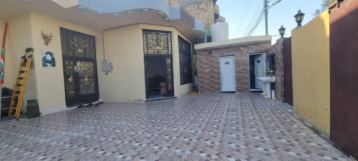 🧿للبيع بيت طابو صوب بني ركاب منطقة شياع 🧿
موقع تجاري على الشارع الرئيسي   قرب الجسر الجديد........ 
 المساحة: 253متر واجهه 11نزال 23 
🏢  بناء درجة أولى
 طابوق وسقف مسلح (كونكريت)
🔹 الطابق الأرضي: 🧿
غرفتين نوم
صالة
استقبال
مطبخ حار وبارد 
حمام داخلي
مجموعه صحيات خارجية حديقه خارجيه امام البيت
🔹 الطابق الثاني:
  غرفتين نوم نقص بياض وسيراميك
خدمات متكاملة  🧿
📞 للاستفسار مراجعة مكتب عقارات الكرارصوب بني ركاب أو الاتصال: ***********
 *********** يتوفر وتساب

