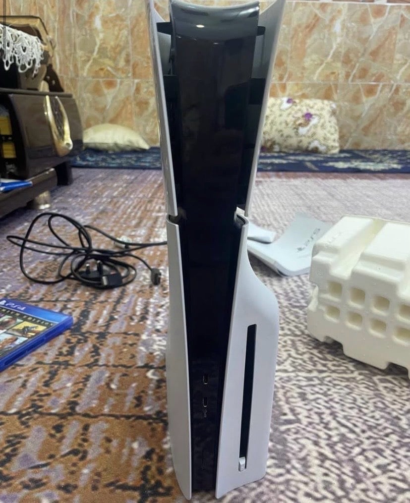للبيع 
بلي ٥ سلم نظيف وما مصلح وما مفتوح والجوستك الأصليه وقرص جي تي اي ٥ وحساب إماراتي بي  ٥ العاب السعر ٧50