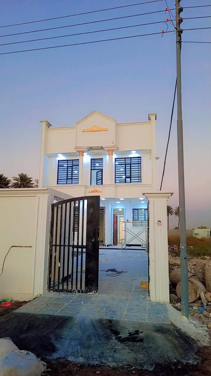 بيت للبيع منطقة المعينات مجمع الفلل
المساحه ٣٠٠ متر 
مساحه البناء ٢٠٠ متر 
بناء درجه اولى البيت جديد ويجي ويا كاونتر مفصل ويه البيت 
السعر 200مليون قفل 🔐 
للإستفسار أكثر اتصل على هذا الرقم ***********
