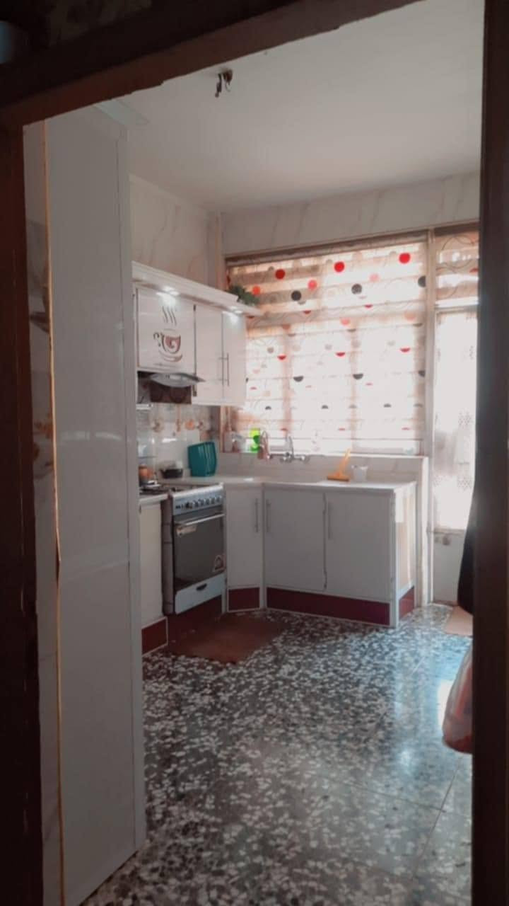 سلام عليكم بيت 100متر مربع للبيع .. يتكون من 4غرف وحمامات 2+استقبال ومطبخ وتوليت خارجي مثل ما موضح بل صور لبيت نضيف كلش بدوانم بشارع ابو موسى عل شارع كامل الخدمات ماء ومجاري ومقرنص وتبليط بل باب السعر 110وبي مجال رقمي ***********
