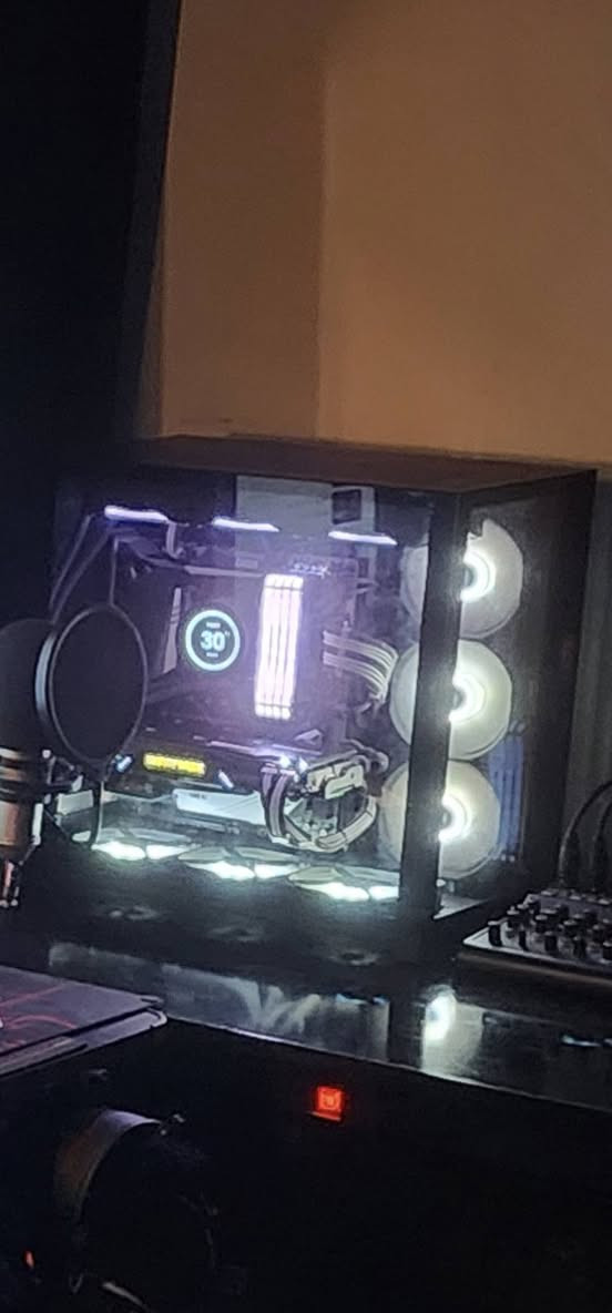 🖥️ للبيع: Gaming & Editing PC 🔥
جهاز مكتبي قوي ومواصفات ممتازة، مناسب للألعاب، المونتاج، التصميم، والفوتوشوب.
السعر 700 الف وبيه مجال 
للتواصل ***********
🔹 المعالج:
Intel Core i7-9700K
8 Cores – يصل إلى 4.9GHz
🔹 الرام:
32GB DDR4
سرعة 2133MHz
🔹 كرت الشاشة:
Gigabyte NVIDIA GeForce GTX 970
4GB
🔹 اللوحة الأم:
MSI Z390
🔹 التخزين:
💾 SSD M.2 NVMe 256GB للنظام والبرامج
💾 HDD 4TB للتخزين
💾 HDD إضافي 500GB تقريبًا
🔹 مزود الطاقة:
Xigmatek Hydra M
750W – 80+ Bronze
Full Modular ⚡
🔹 التبريد:
تبريد مائي + مراوح RGB 🌈
🔹 الكيس:
Gaming Case مع إضاءة RGB
🔹 النظام:
Windows 11 Pro
⭐ الجهاز جاهز للعمل
مناسب لـ: 🎮 Gaming
🎬 مونتاج الفيديو
🎨 التصميم والجرافيك
💻 العمل والبرامج الثقيلة

