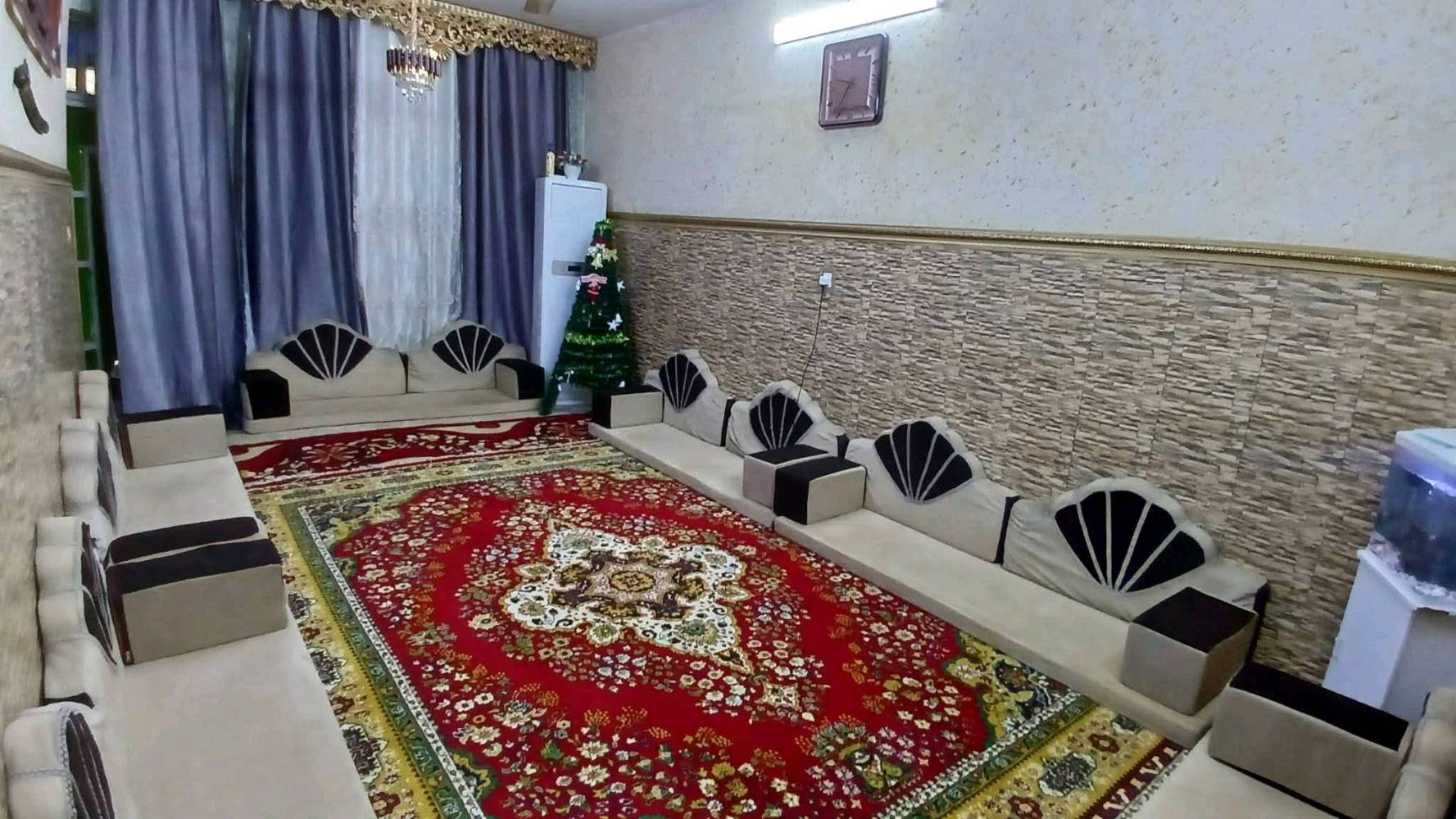 السلام عليكم
بيت للبيع الشعب زراعي سند 25 100متر 
واجهه 5 نزال 20 يتكون من الطابق الاول استقبال حولي مطبخ غرفه نوم وخدمات 
الطابق الثاني غرفتين نوم واخدمات 
الطابق الثالث غرفه نوم وابيتونه 
البيت قريب ع الشارع التجاري 
السعر 152 بي مجال
التواصل ***********