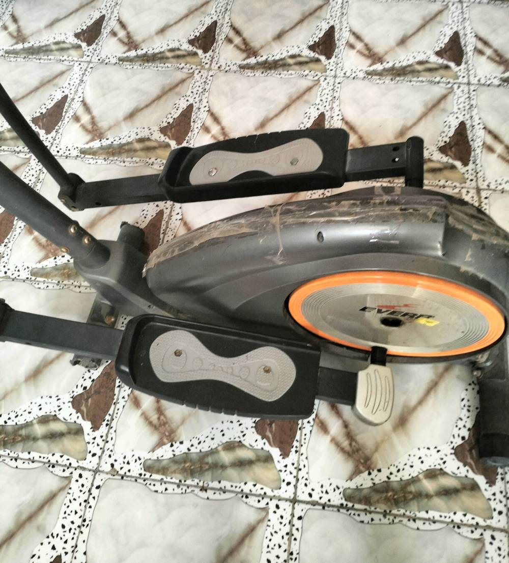 للبيع: جهاز رياضي أوربتراك (Elliptical)
​الحالة العامة: مستعمل وشغّال حركة وتمرين ممتاز.
​الملاحظات:
​الشاشة متوقفة 
​يوجد صوت أثناء التشغيل 
​المميزات: جهاز قوي وممتاز للتمارين المنزلية، حرق الدهون، وتنشيط الدورة الدموية.
​السعر / 50
​الموقع: [بغداد]
​التوصيل: لا يوجد عندي 
​للتواصل والاستفسار عبر الخاص