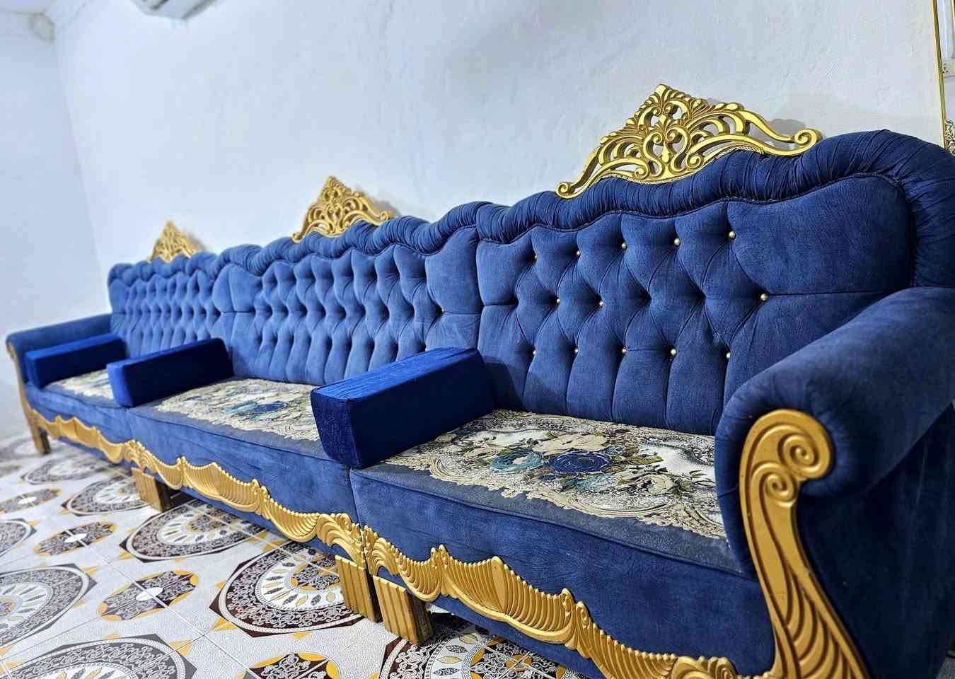 تخم ديوان تفصال ملكي 20 مقعد مع 7 تكيات و طبله وسطيه يكون 8 قطع تقريباً قياسه يكون 14 متر 
***********/ العنوان سوق الشيوخ
