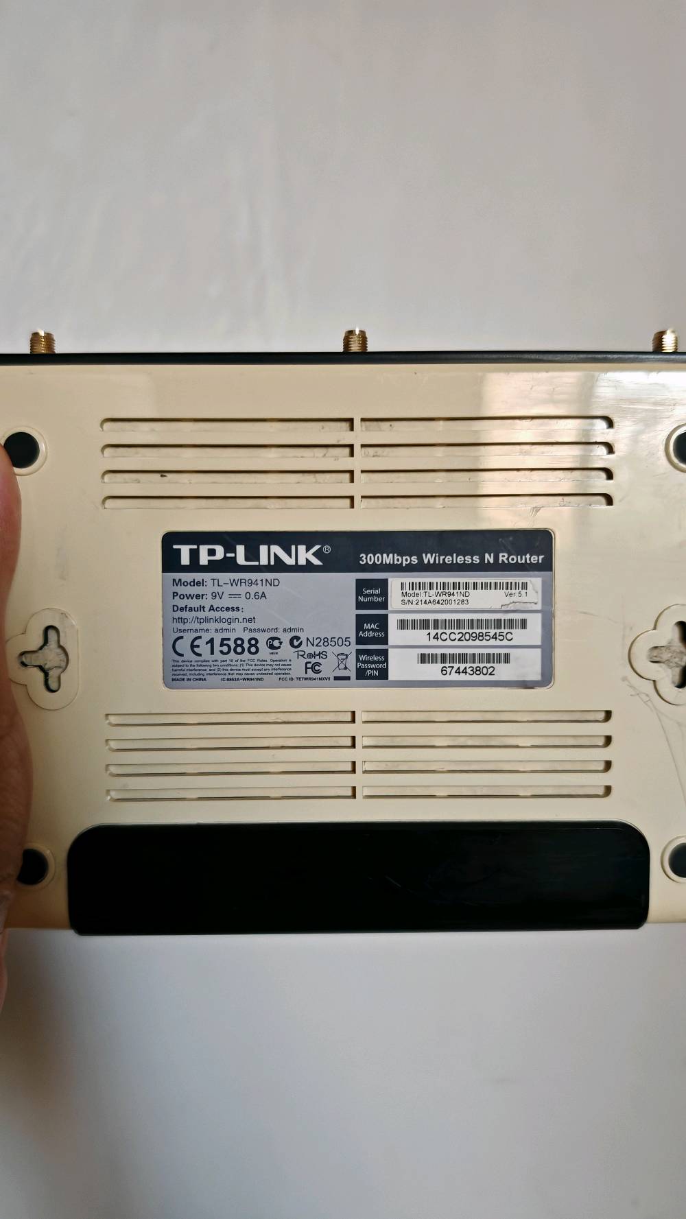 راوتر TP-Link (TL-WR941ND)
​المواصفات: 300Mbps Wireless N Router.
​الملحقات: يشمل الهوائيات الأصلية الثلاثة (3 Antennas) القابلة للفك والتركيب لتغطية أفضل.
​الحالة: مستعمل وشغال بشكل طبيعي (تغير بسيط في لون البلاستيك بسبب القدم).
​الاستخدام: ممتاز كمقوي إشارة (Access Point) أو سويتش لتوزيع الإنترنت.
+
نانو ستيشن Ubiquiti NanoStation M5
​النوع: هوائي استقبال وبث خارجي (Outdoor CPE) تردد 5GHz.
​الملحقات: يشمل محولة الطاقة الأصلية (Ubiquiti PoE Injector) مع كابل الكهرباء وكيبل شبكة LAN.
​الاستخدام: نقل إنترنت لمسافات بعيدة أو الربط مع أبراج الإنترنت.
السعر: 30 ألف وبيه مجال بسيط
المكان:الجادرية قرب جامعة بغداد 
لا يجود توصيل
