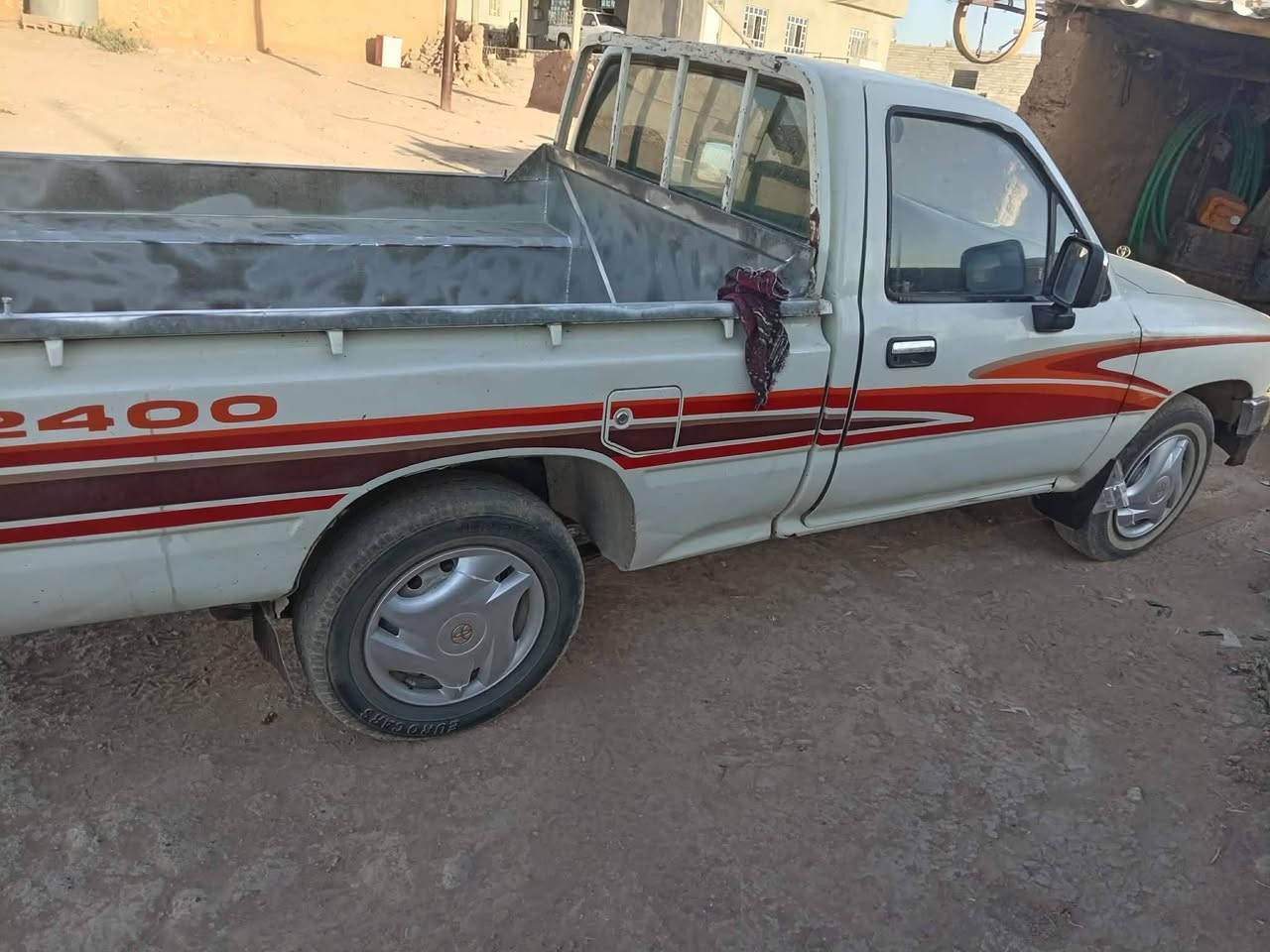 السلام عليكم ورحمه الله وبركاته سياره 1992 
تواير 4 جديد 
محرك معمر رايمن قبل سنه 
شاصي شرط 
رقم.دولي  مسطره 
كامله السياره 
#السعر_60
#***********
