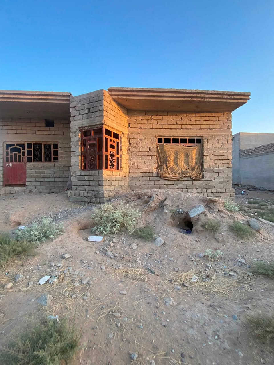 للبيع
هيكل طابو صرف حي الاسمدة مساحة 250 متر شارع 30 غرفتين نوم استقبال مطبخ صالة داخلية صحيات للاستفسار مراسلة الصفحة او الاتصال على الارقام التالية 

***********

***********
