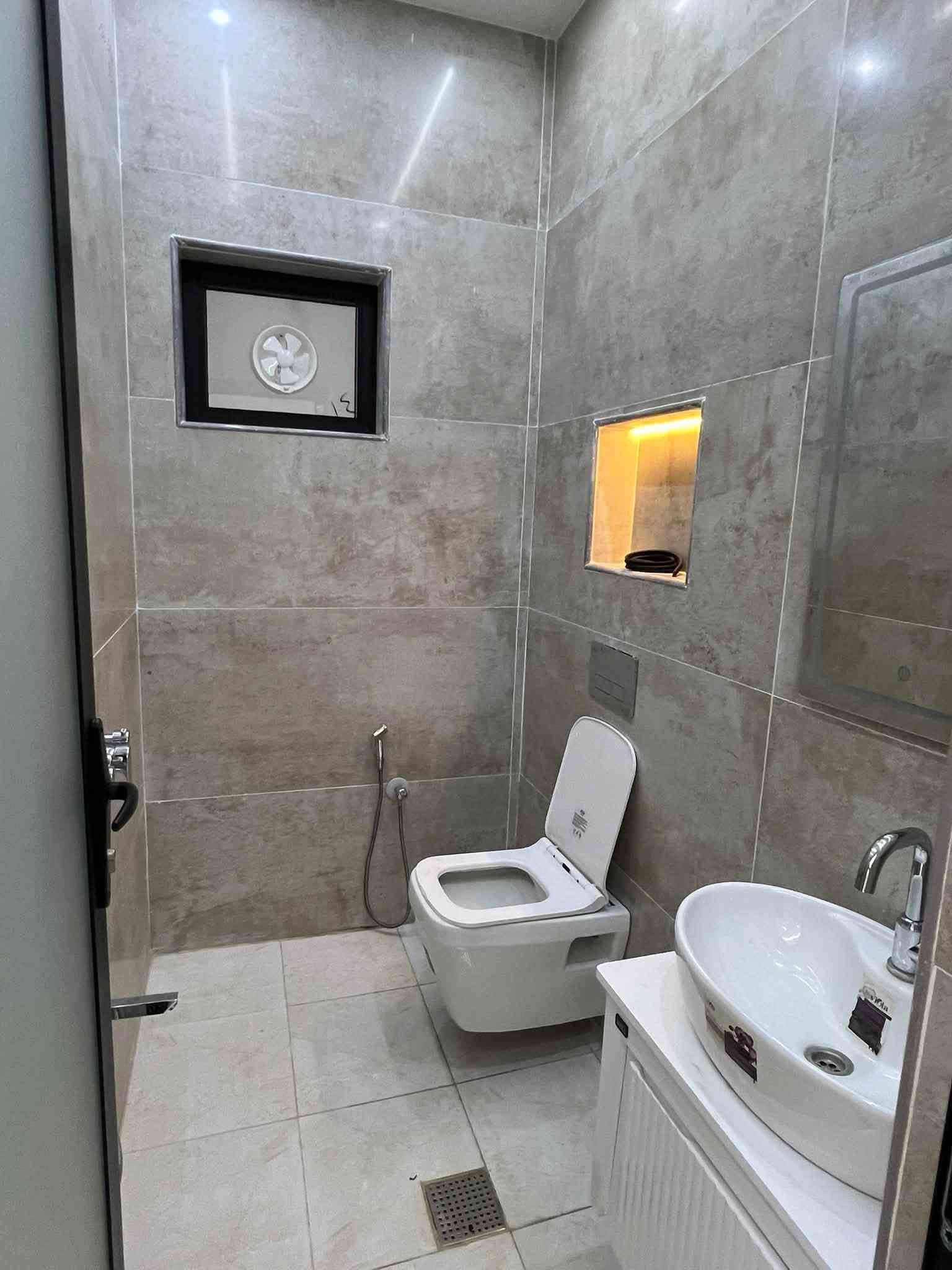 دار للبيع بمساحة 60 متر تصميم حديث و شغل درجة اولى🏠
📍موقع البيت حي الجهاد منطقة الضباط - قرب  4 شوارع

تفاصيل البيت ⬇️
واجهة 4/70
➖ طابقين ونص.
➖ الداخل 4 غرف نوم واسعة.
➖ صالة الاستقبال 
➖ مطبخ مرتب
➖ حمامين بنظام حديث

التشطيبات والمواد ⬇️

➖ الواجهة تغليف بورسلين.
➖ الأرضية مرمر عماني
➖ الشبابيك ألمنيوم عازل بجودة ممتازة.
➖ ديكورات داخلية

📌 للاستفسار و معاينة البيت ميدانياً

الاتصال على الارقام ابو يوسف ***********

