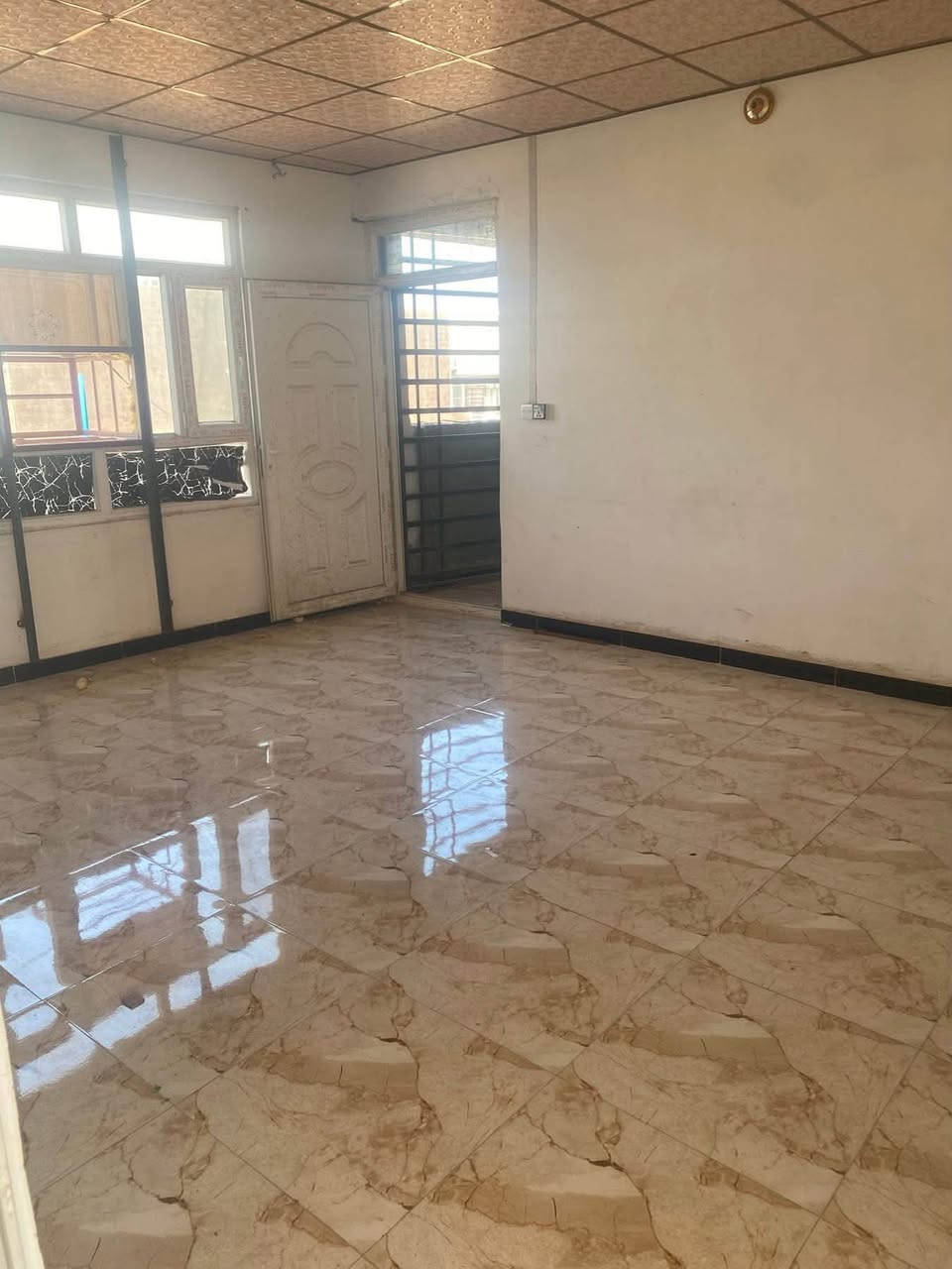🚨 للإيجار وبشكل عاجل | فرصة مميزة 🚨

🏠 شقة طابق ثاني للإيجار بموقع مميز جداً
📍 قرب مجمع الوثبة وعلى الشارع مباشرة

✨ مواصفات الشقة:
▪️ غرفتين نوم
▪️ صالة واسعة
▪️ استقبال
▪️ مطبخ
▪️ صحيات
▪️ بلكونة
▪️ مساحة الشقة ١٢٠ متر

🔑 مناسبة لعدة استخدامات:
✔️ للعوائل
✔️ للمكاتب والشركات
✔️ لسكن العمال

مناسبة للطلاب ومناسبة للشباب

📍 موقع مميز وحيوي وعلى الشارع، فرصة ممتازة لا تفوتك!

📞 للاستفسار والتفاصيل أكثر:
***********
📱 متوفر واتساب
