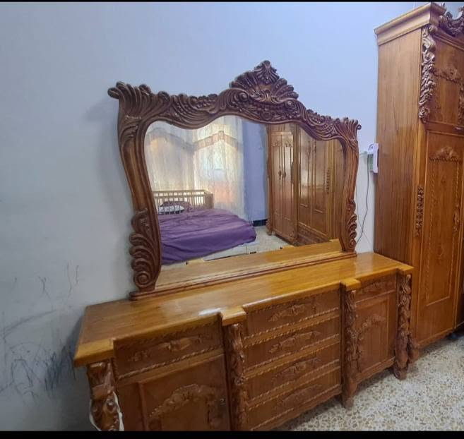 السلام عليكم 
غرفه نوم للبيع خشب تسكام الاصلي
 كنتور ٦ باب 
زاويه 
جربايه خشب زان المصري الاصلي
ميز طول ٢ وعرض ١
***********
