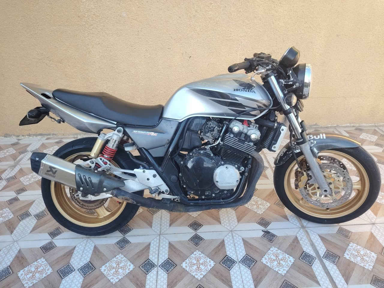 ﷽
السلام عليكم… HONDA Cb4 جيل ثالث للبيع
هايبࢪ سڪيورتـــــي 16 ولف 
لون ࢪصاصي 
مڪينه مفتوح مرا وحده بس شرط نعومه وشلعه ومعدل تشك الڪا؏ 
الدراجة نشطة كلش 
مابيها اي نقص 
و بيها كم شغلة رياضية و ترتيبات 
الاضافات :
عليها ڪزوز &  Akrapovič (أكراپوفيتش)، صوت. طرب 🎼  
دهن جديد 🆕 
الدراجة كاملة مكملة و كلشي بيها شغال 💯
ڪهࢪبائيات ڪلها شغاله مابيها ڪلوب طافي 
حساس ستاند ✔️

                                  { شغالات } 
حساس بريك ✔️
مكاني ديالئ بعقوبه   📍
السعر : 15 وبيها مجال شيء قليل 
للاستفسار ***********
الكلمة الطيبة صدقة 🤍

و تحياتي للجميع ♥️
