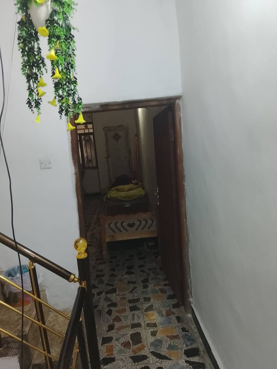 بيت للبيع ملك صرف  في حي الرسالة الثانية مقابل مدرسة رفيدة للبنات المساحة 54 متر واقع حال 60 واجهة 3 متر نزال 18 غرف نوم 3 مطبخ وحمام 2 وحولي سطح 2 وبيتونة *********** واتساب
