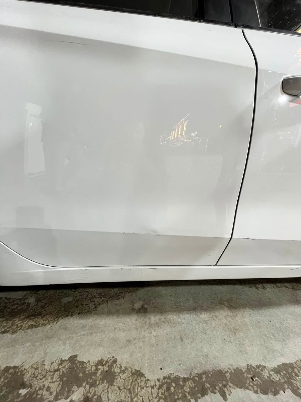 السلام عليكم للبيع MG5 ROEWE موديل 2024 سنوية بسمي رقم دهوك فول مواصفات مكفولة كفالة عامة عدى طخة بسيطة بالباب عكس السايق
 عداد المسافات 34 كيلو حقيقي قابل للزيادة
المواصفات :
محرك 1500/ كير اوتود /دواخل جلد/ سنتر لوك/ مدخل AUX امامي وخلف / تبريد قطعتين/ تدفئة/مقاعد رياضية/ أكياس هوائية تحكم مقود / مصابيح نهارية ومصابيح لد/
جام كهرباء ٤ ابواب/ نظام انذار/ حساسات خلفية وامامية/ دخول بدون مفتاح/ بصمة عدد 2/ فتحة بانوراما/ اشاير بالمري/ اندرويد اوتو/ نظام خرائط/ أوامر صوتية/ شاشة وسائط/ بروجكتر/ نظام ABS/ بلوتوث/ كاميرا درجة °360/ ابل كار بلاي/ حساس ضغط الاطارات/ مثبت سرعة وبعد عدة مواصفات مذكرتهن
السعر 96 ورقة وبيها مجال
مكان السيارة بغداد بسماية
***********
