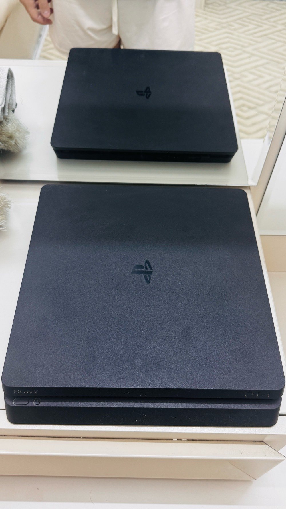 بلايستيشن 4slim  ١تيرا اونلاين قابل للتهكير   نظيف وبدون اصوات  وغير داخل صيانه بضمان الستيكر   اضافه الى جويستك عدد ١  اصلي وكامل الكيبلات و٧ العاب اضافيه مختلفه مستعمله استعمال بسيط مع گفر عدد ٢ للجويستك