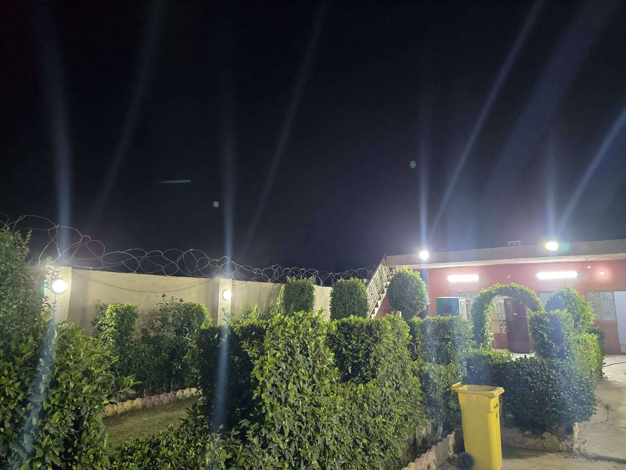 بسم الله الرحمن الرحيم 
🏡 إعلان بيع — فرصة ممتازة ومضمونة! 🏡
للبيع مشتمل زراعي جاهز ومترتب، يصلح كاستراحة عائلية أو سكن، بمواصفات كاملة وأرض ممتازة:
🔹 المساحة: 215 متر مربع.
🔹 الملكية: سند زراعي (سنة 25) باسمي مباشر.
🔹 طبيعة الأرض: أرض زراعية  أصلية قوية
 (ليست جفر ولا دفن).
✨ تفاصيل ومواصفات العقار:
• 🌳 حديقة كبيرة مزروعة ومرتبة وتنور طيب مع شواية 
• 🏠 مشتمل كامل ومسيج بالكامل لتوفر الخصوصية والأمان.
• 🚪 يحتوي على: غرفة كبيرة  + مطبخ + صحيات وخدمات كاملة.
• ⚡ كهرباء واصلة وكاملة.
• 💧 ماء اساله متوفر.
📍 الموقع: [الجمعية الثالثة خلف مضيف شيخ عمار  بالنهاية]
💰 السعر: [٤٣]
📞 للإستفسار أو المعاينة:
يرجى الاتصال على الرقم: ***********
