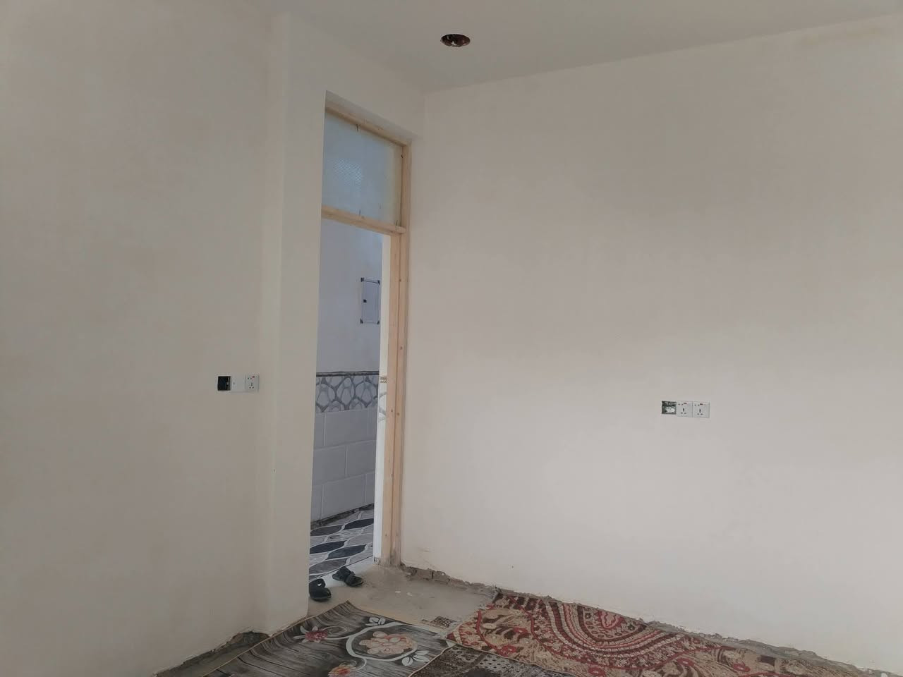 بيت للبيع في بغداد / العبيدي

الموقع: العبيدي - الرئاسة - شارع 20 - شارع معمل البيبسي - شارع السادة - زراعي سند 25 - كاع ابو علي الدراجي قرب السدة
يبعد 50 متر فقط عن شارع 20 الرئيسي.

المساحة: 80 متر ( 15 × 10 ) طابقين
البناء: بيت جديد ونظيف جداً

التفاصيل:
الطابق الأرضي: صالة + استقبال + هول + مطبخ
الطابق الثاني: غرفتين نوم + هول + حمام (يوجد بعض النقوصات البسيطة في الطابق الثاني ونقص كاشي)

الخدمات:
الفرع مبلط بالكامل
مجاري جاهزة
كهرباء جاهزة
فقط الشارع العام المؤدي الى شارع 20 غير مبلط لمسافة 50 متر

السعر: 52 مليون وبي مجال بسيط جداً
***********
