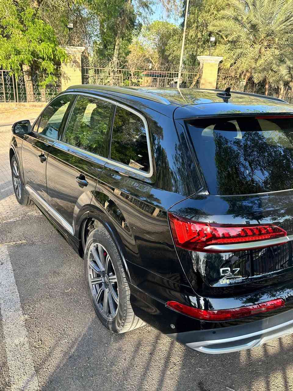 🚗 للبيع
Audi Q7 2022

🌍 المدينة –  بغداد -  حي العامل

•   🛣️  المسافة المقطوعة    -  10الف

🔹 الموديل: 2022

🔹 الممشى: 10آلاف 

🔹 المحرك: 6 سلندر توين تيربو

🔹 نظام الدفع: Quattro دفع رباعي مستمر

🔹 ناقل الحركة: تيبترونيك 8 سرعات ZF

🔹 وارد: أمريكي

✔️ مقاعد جلد فاخرة فول كهرباء

✔️ ذاكرة + تدفئة للمقاعد

✔️ نظام صوتي Bang & Olufsen ثلاثي الأبعاد

✔️ تحكم مناخي رباعي المناطق

✔️ إضاءة داخلية محيطية Ambient Lighting

✔️ سقف بانوراما بالكامل

✔️ كاميرات 360 درجة

✔️ حساسات أمامية وخلفية

✔️ نظام المساعدة على الوقوف

✔️ رادار تنبيه الاصطدام

✔️ نظام المحافظة على المسار

✔️ نظام ملاحة متطور

✔️ Apple CarPlay و Android Auto لاسلكي

✔️ مصابيح Matrix LED

✔️ إشارات انعطاف ديناميكية

✔️ بصمة تشغيل وفتح الأبواب

✔️ رينكات قياس 20

🛠️ الملاحظة:

🔸 الضرر قطعة واحدة فقط

(باب خلف السايق) معا تعديل باب سايق من امريكيه سياره قطعه وحده صبغ فقط تحياتي للجميع 

 الاستفسار *********** 

#للبيع #سيارات_للبيع #سيارات #بغداد_سيل

