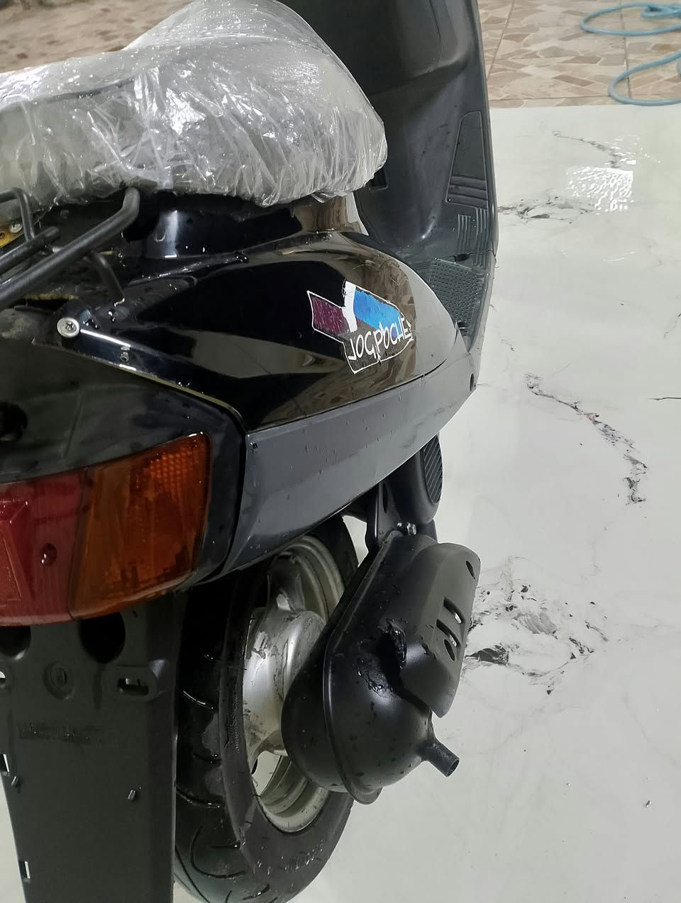 السلام عليكم، هذه الدراجة للبيع
النوع: ياماها (Yamaha))

المحرك: ما مفتوح وبدون أي مشاك

الكهربائيات: كلها شغالة ونظيفة

العدادات:شغال(عدادالسرع البنزين)

المكابح (البريك): يقف بمكانه، بدون أي عيب 

الفطر (الشرائح/الكفرات): ما مكسور 

وجاهز بلاديالإطارات (التواير): جديدة

*********** تعال واتساب او سیم

