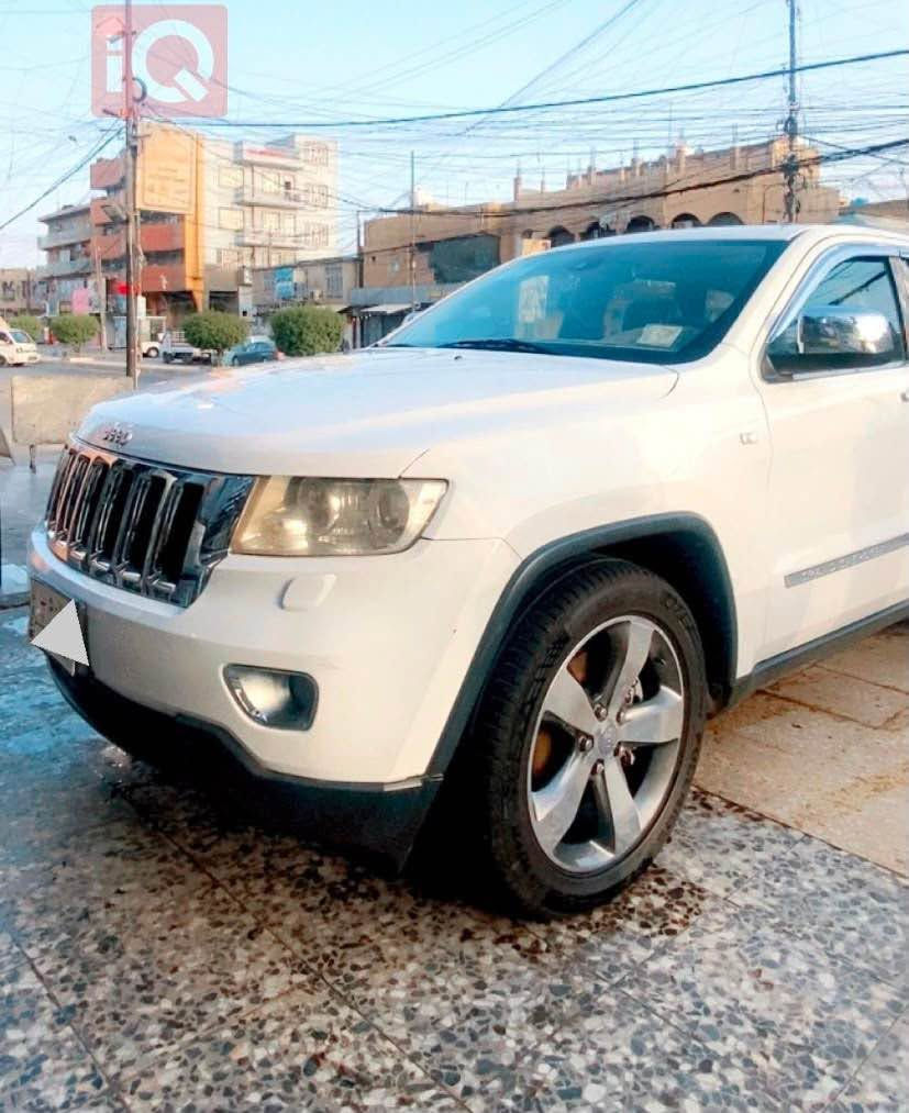 جيب لاريدو موديل ١٣ لون ابيض 
فول مواصفات لمتد خليجية 
بيهه طخة بارد بالجاملغ الامامي عكس السايق ومكحل 
وبيك رصعة بالجنطة مكحله وبية طخة بهلال الباب اقل الشبر مصلحة ومصبوغه 
محرك ٣٦٠٠ sxt 
٥ انظمة قيادة 
فتحت سقف السيارة ماشية ٢٢٠ كيلو 
سعرها ١٥٥ ورقة
ترهم مراوس بشي احدث كوري او امريكي حسب القناعة 
متواجد واتساب *********** بغداد, العراق
