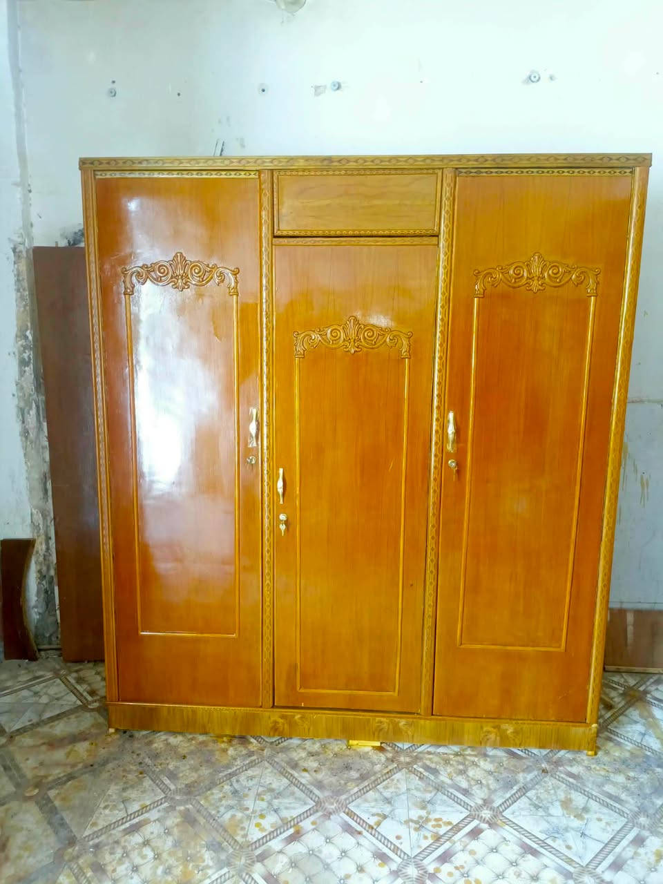 ميز مرايه 50 بوفيه تزكام جديده متر ونص 75 كنتور ابو 3 تزكام 175تخت جربايه نضيف يخبل 40 كربلاء ***********
